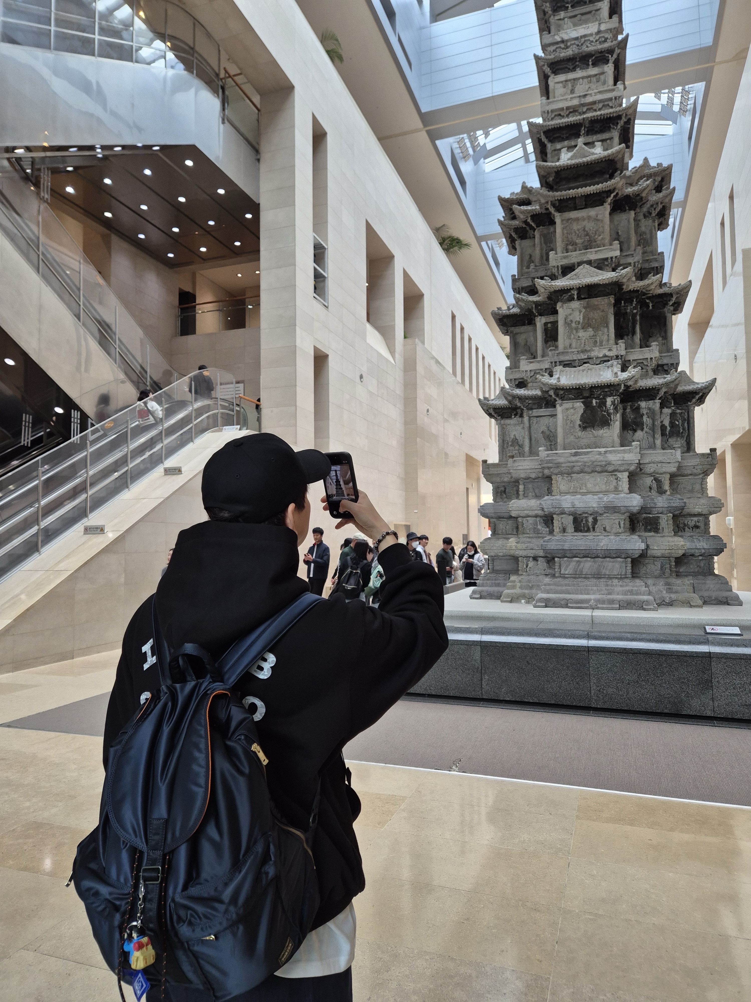 Porter All New Tanker Rucksack Iron Blue, IAB Studio IAB Camo Logo Hoodie Black 착용 스타일 - 2