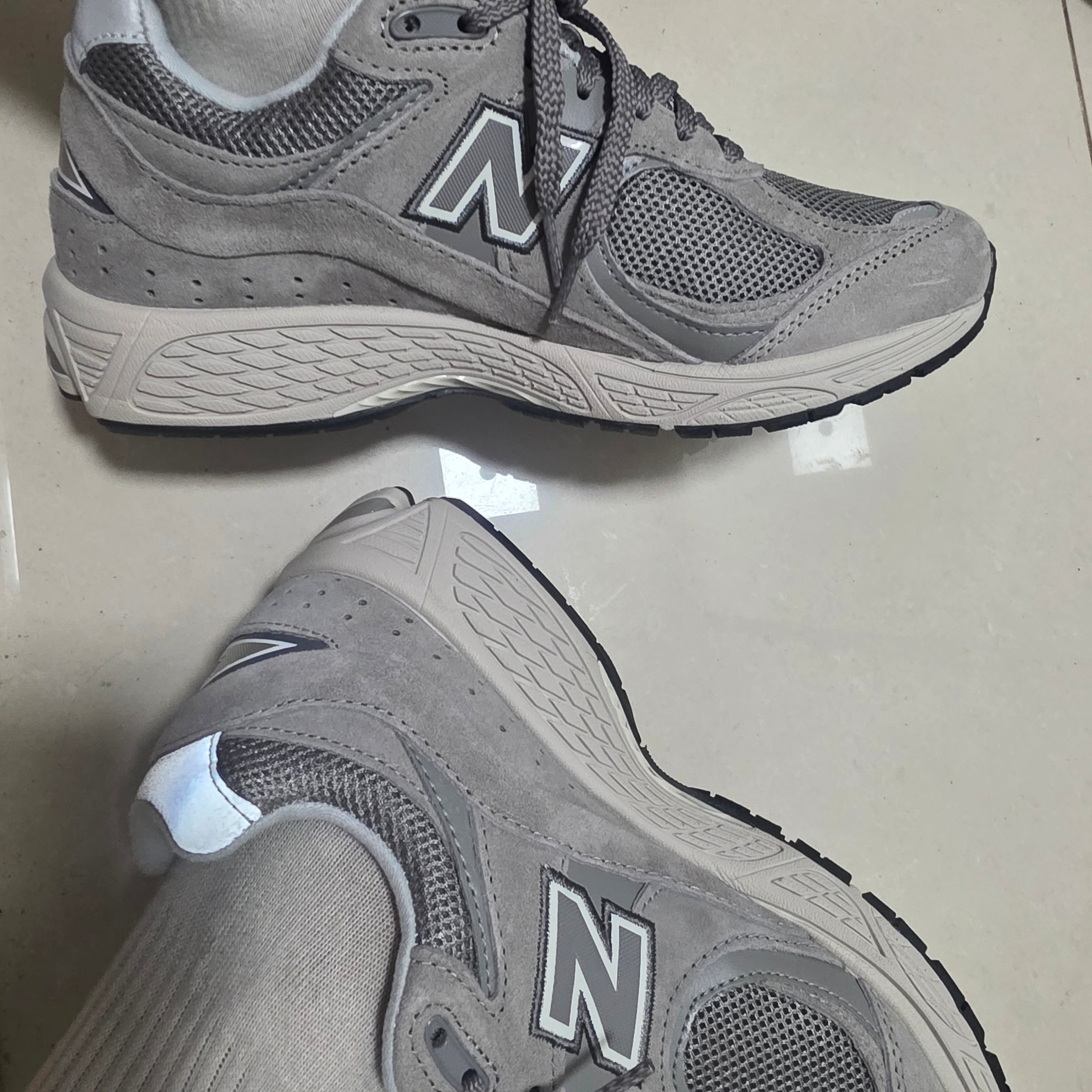 New Balance 2002R Grey 착용 스타일 - 1