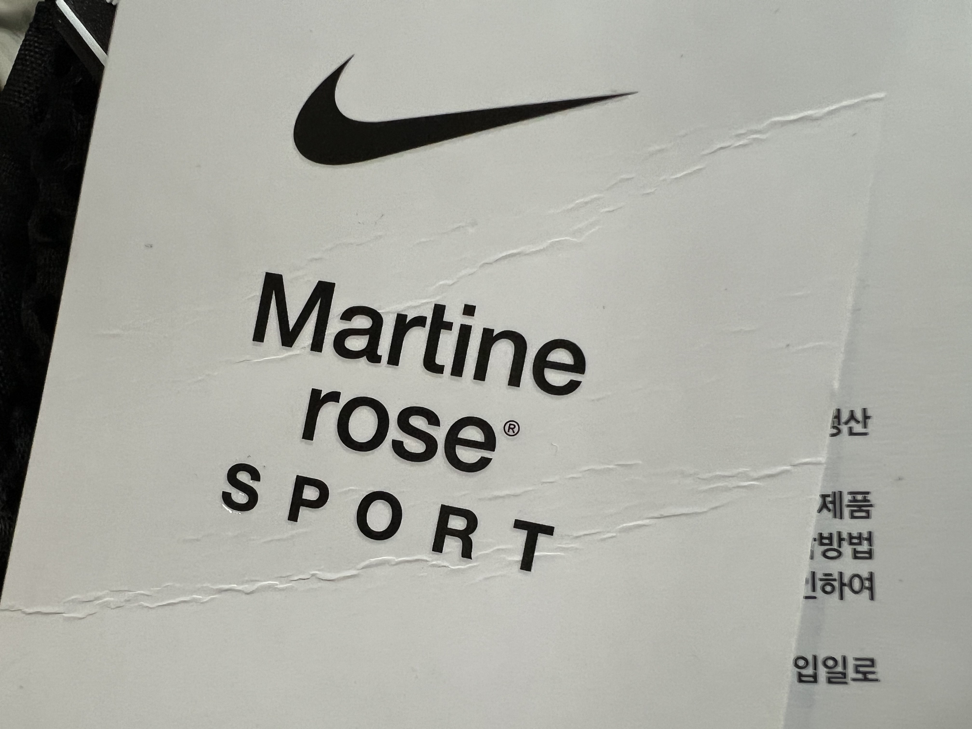 Nike x Martine Rose Crossbody Bag Black, Nike x Martine Rose Crossbody Bag Armory Navy 착용 스타일 - 5