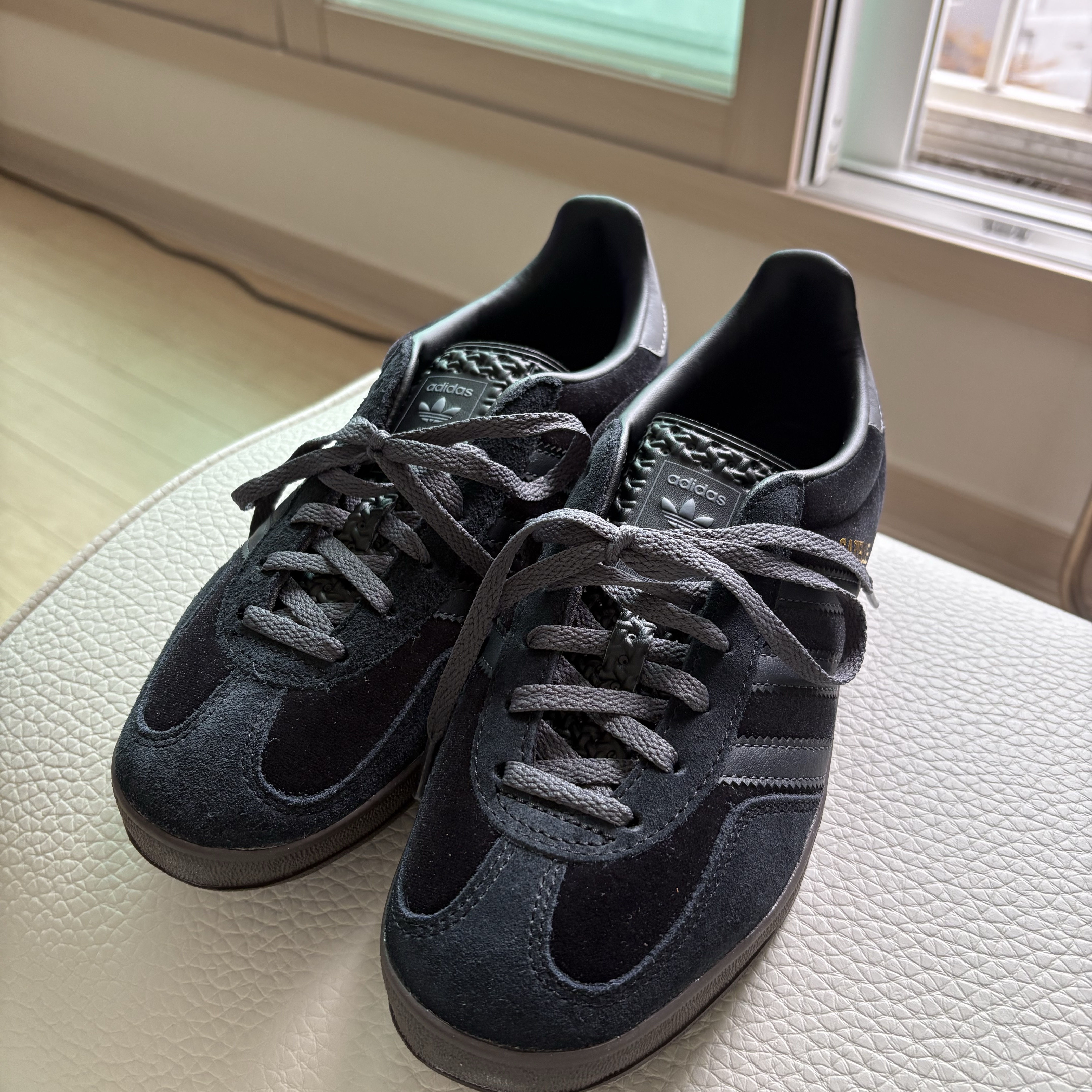 (W) Adidas Gazelle Indoor Core Black Carbon 착용 스타일 - 1
