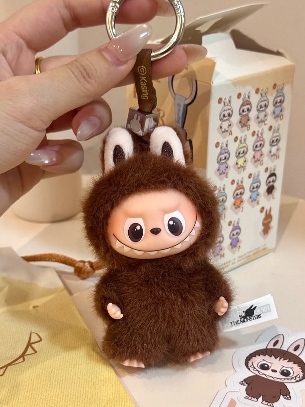 Pop Mart Labubu The Monsters Pin For Love Series Vinyl Plush Pendant (A-M) L (Opened Case) 착용 스타일