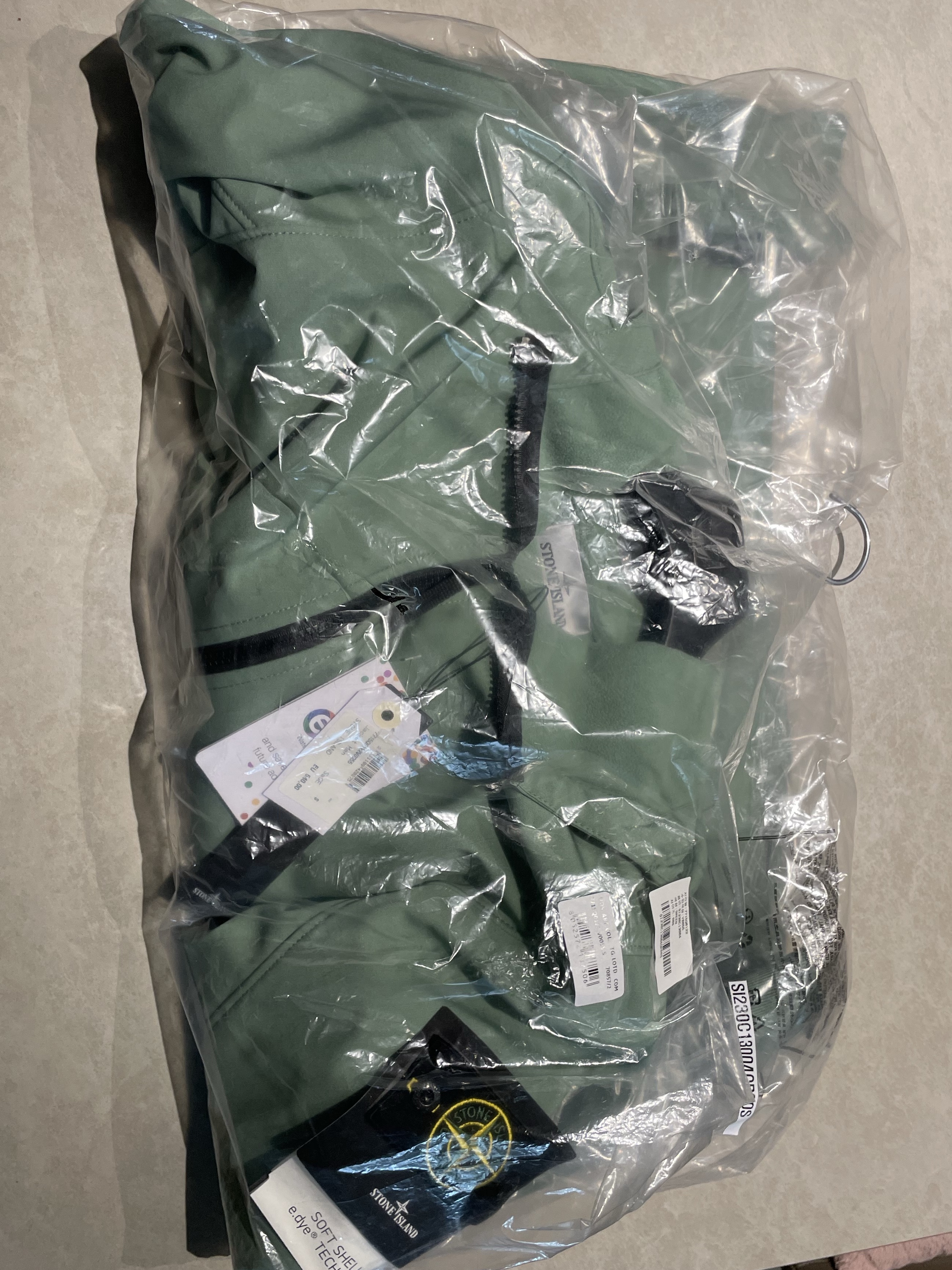 Stone Island Q0122 Soft Shell-R E.DYE Technology Jacket Sage Green - 22FW 착용 스타일 - 2