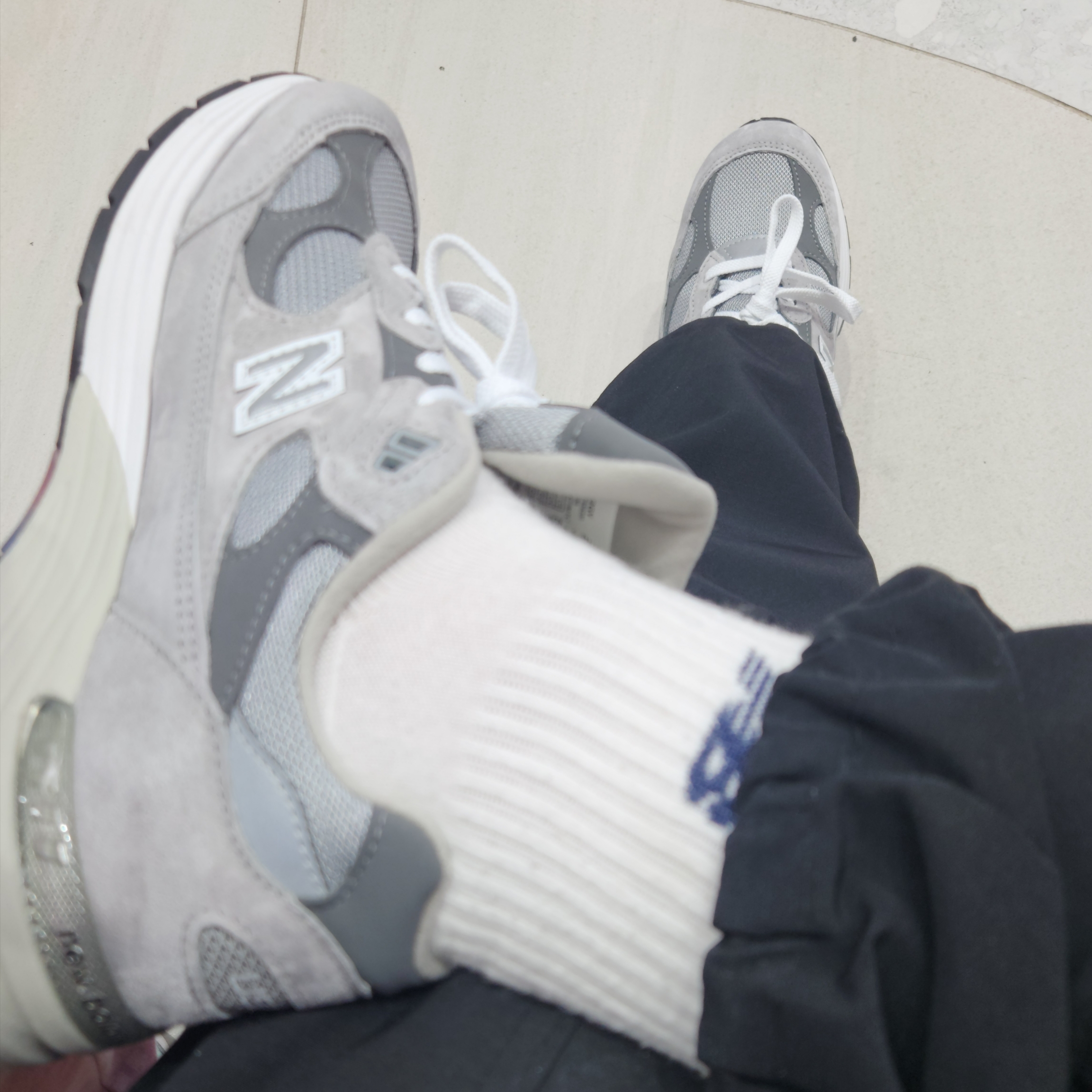 New Balance 992 Made in USA Core Grey Silver Metallic 착용 스타일 - 1