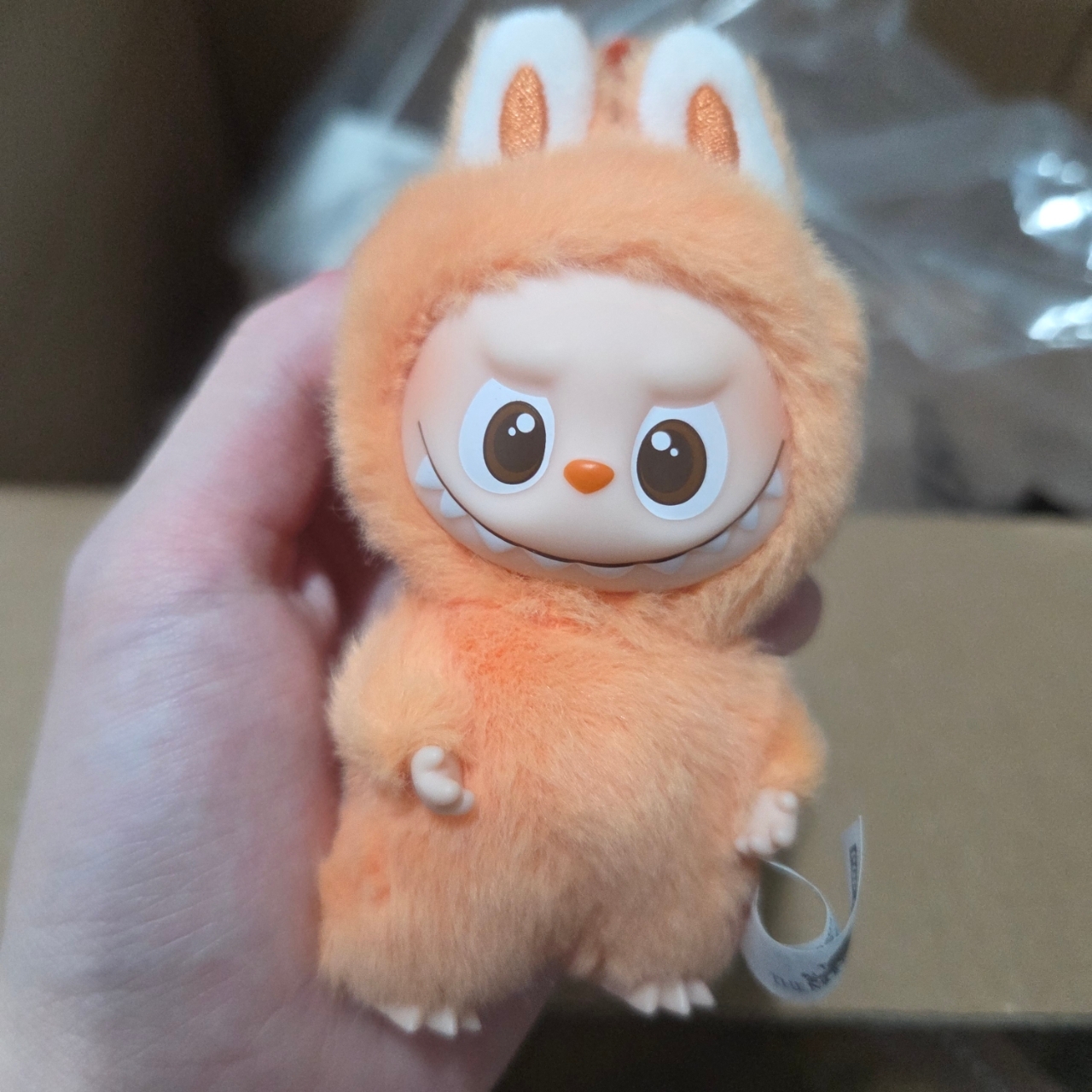 Pop Mart Labubu The Monsters Pin For Love Series Vinyl Plush Pendant Sealed Case (A-M) (1 Blind Box) 착용 스타일