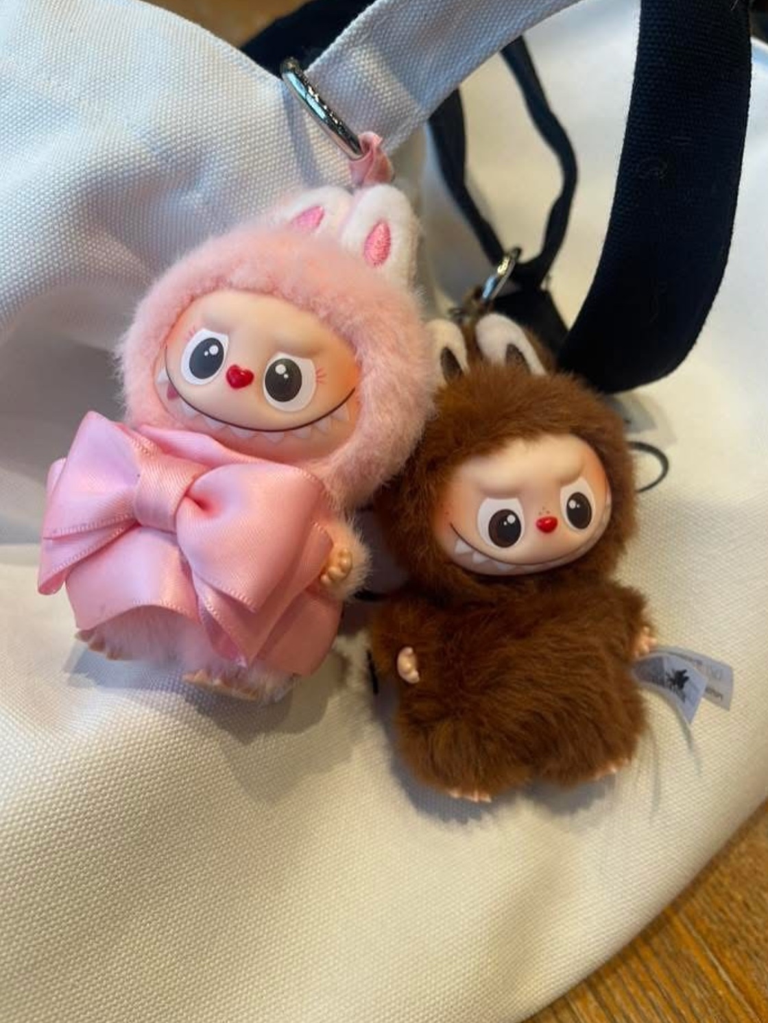 Pop Mart Labubu The Monsters Pin For Love Series Vinyl Plush Pendant (A-M) L (Opened Case), Pop Mart Labubu The Monsters Pin For Love Series Vinyl Plush Pendant (N-Z) U (Opened Case) 착용 스타일