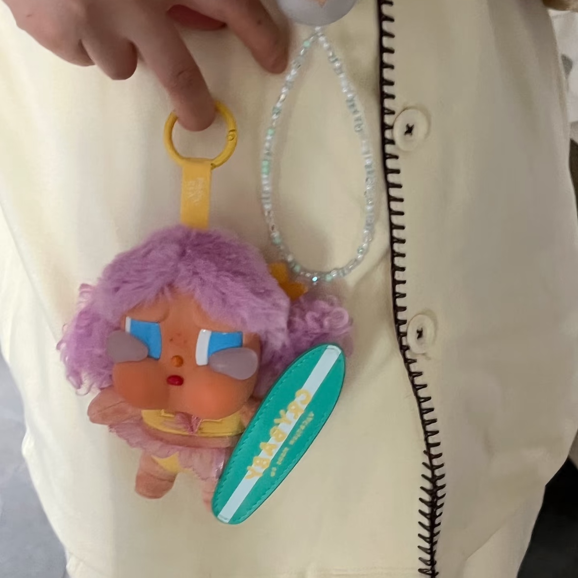 Pop Mart Crybaby Vacation Mode On Series Vinyl Plush Pendant Let's Surf (Opened Case) 착용 스타일