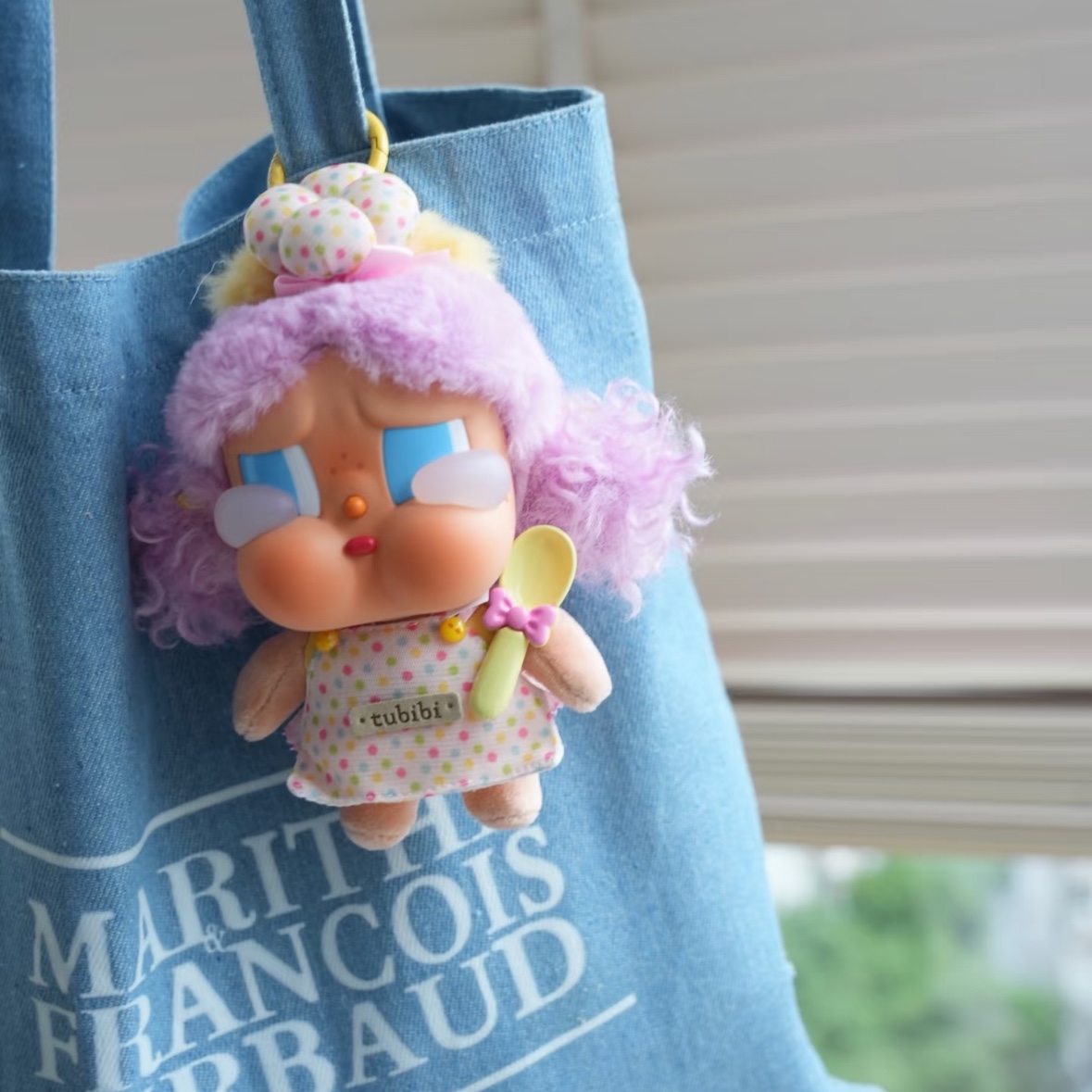 Pop Mart Crybaby Vacation Mode On Series Vinyl Plush Pendant Let's Surf (Opened Case) 착용 스타일