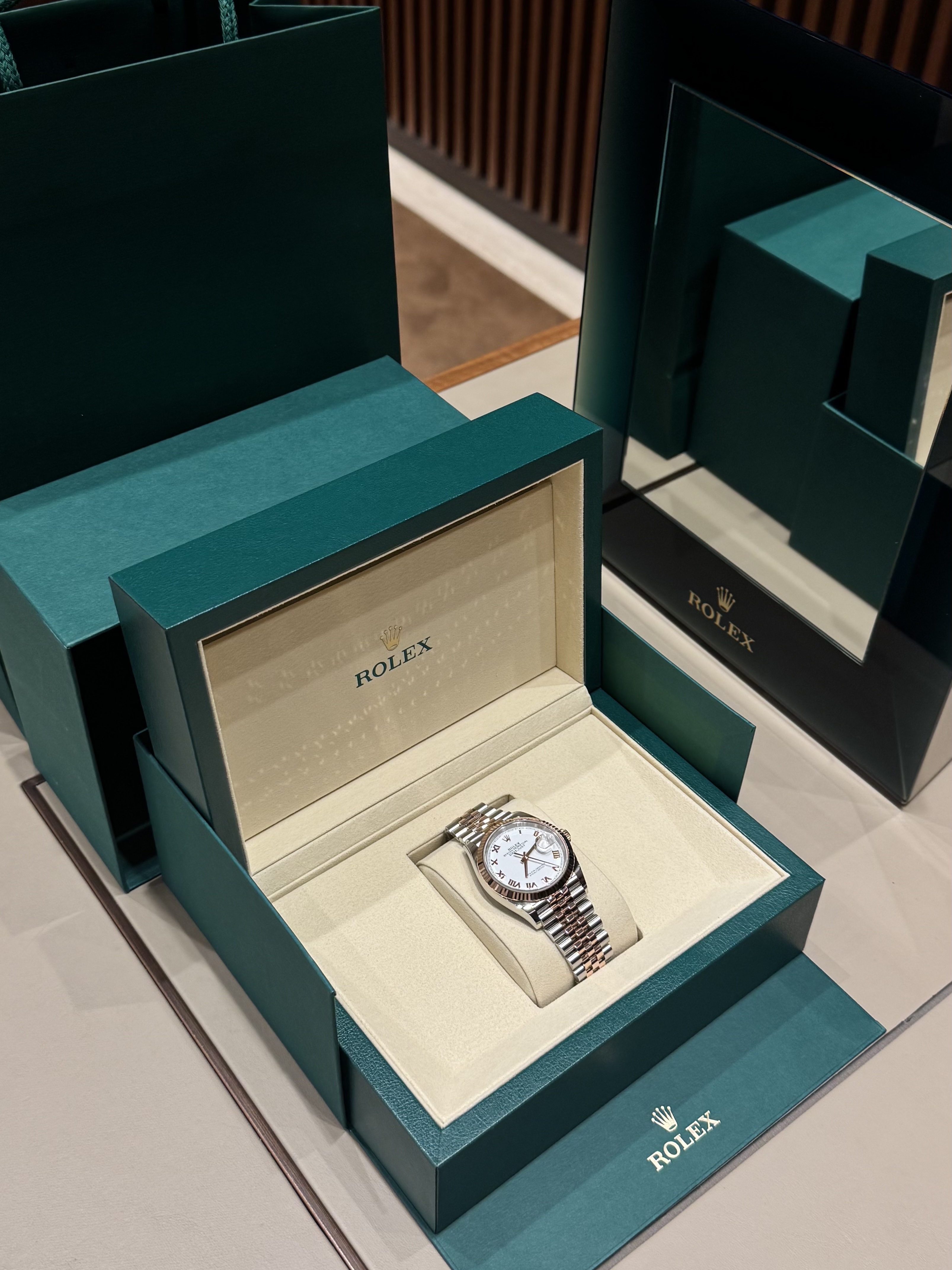 Rolex Datejust 36mm 126231 White Roman Jubilee, Rolex Submariner Date 41mm 126610LN Black Oyster 착용 스타일 - 4