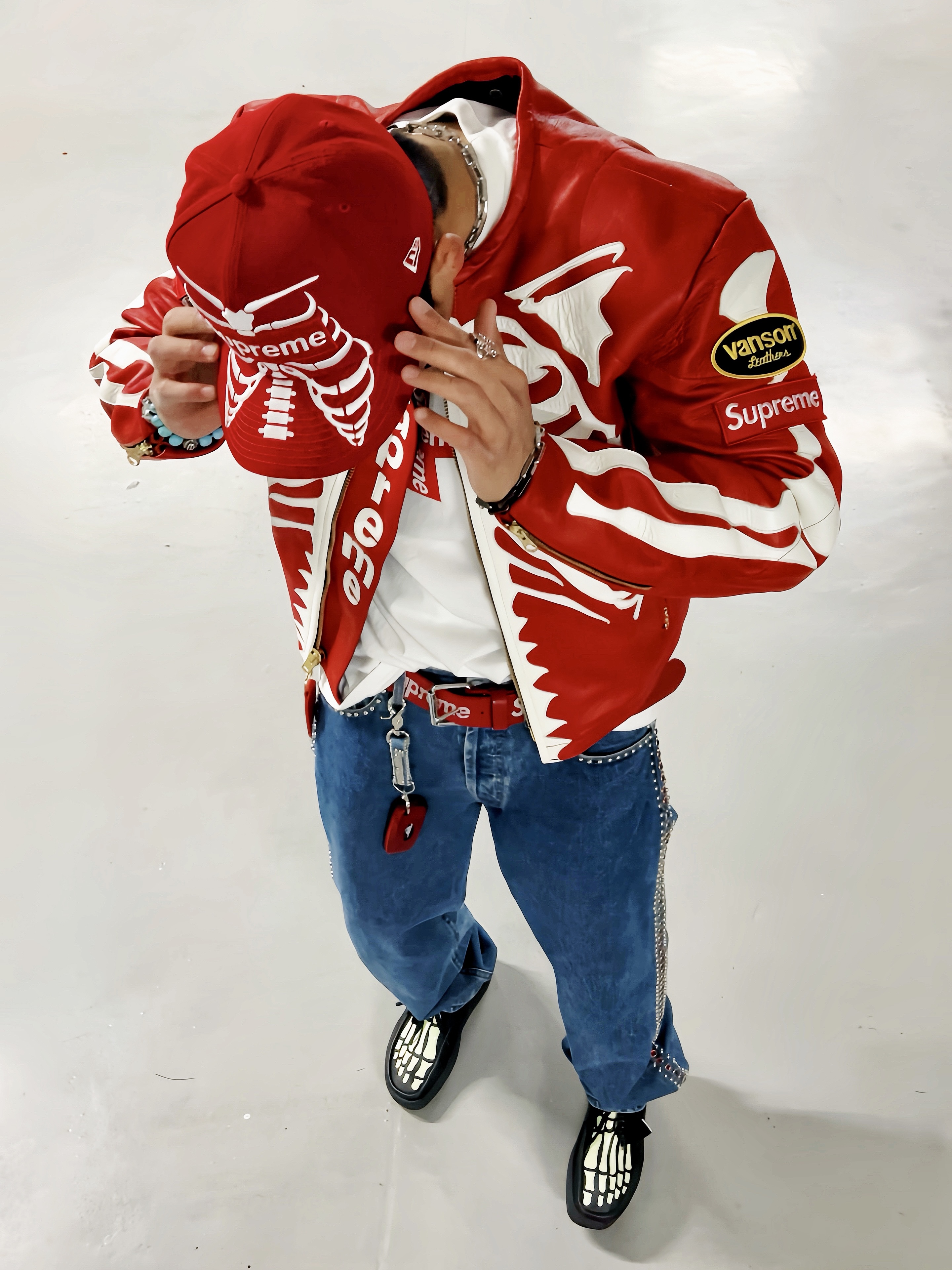 Supreme Bones Box Logo New Era Red - 25SS, Supreme Cross Box Logo T-Shirt White - 20FW 착용 스타일