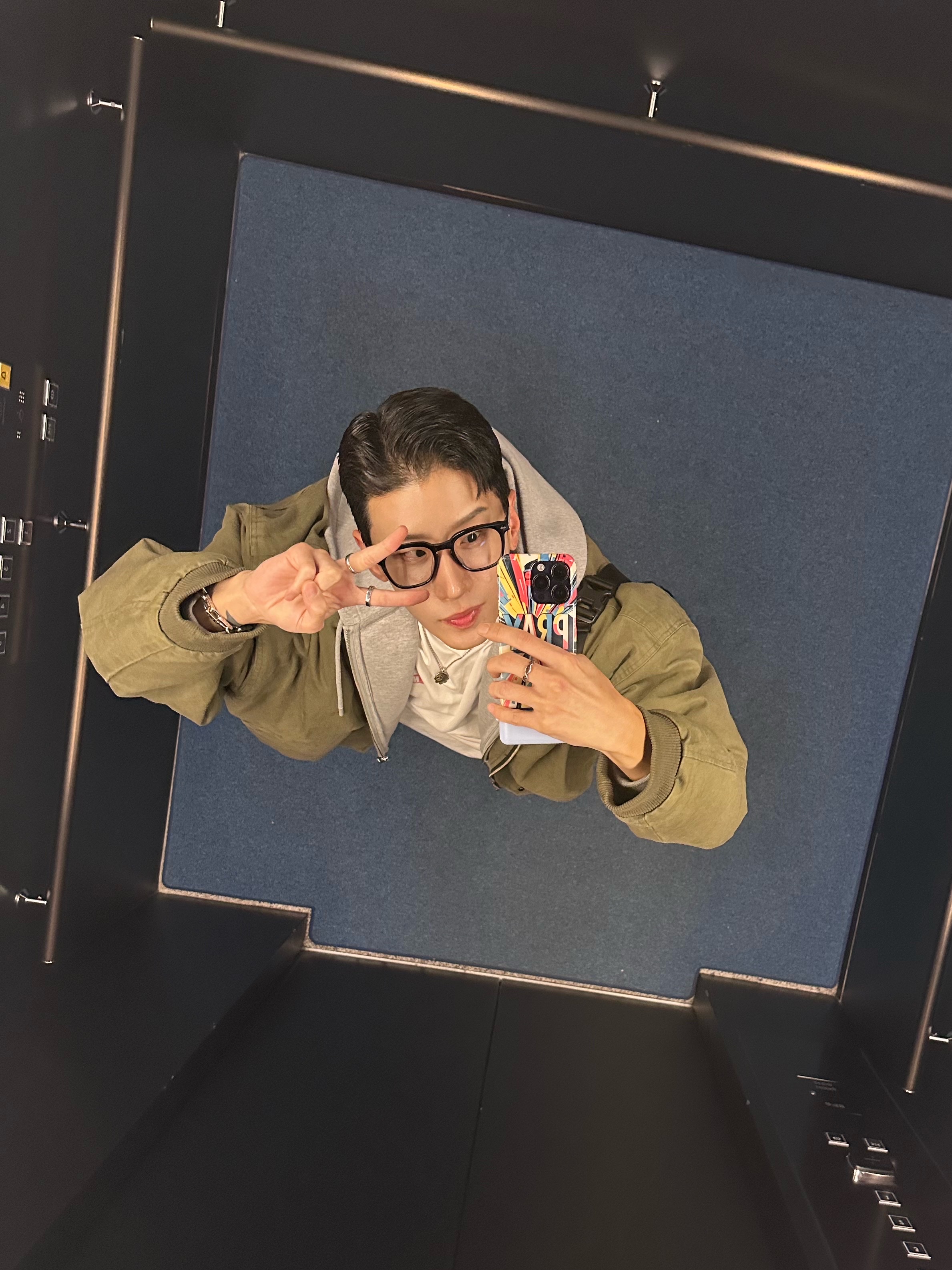Nonnod Sulfur Dye Serge Bomber Jacket Vintage Khaki, Nonnod Scuba Zip Hoodie Grey 착용 스타일 - 1