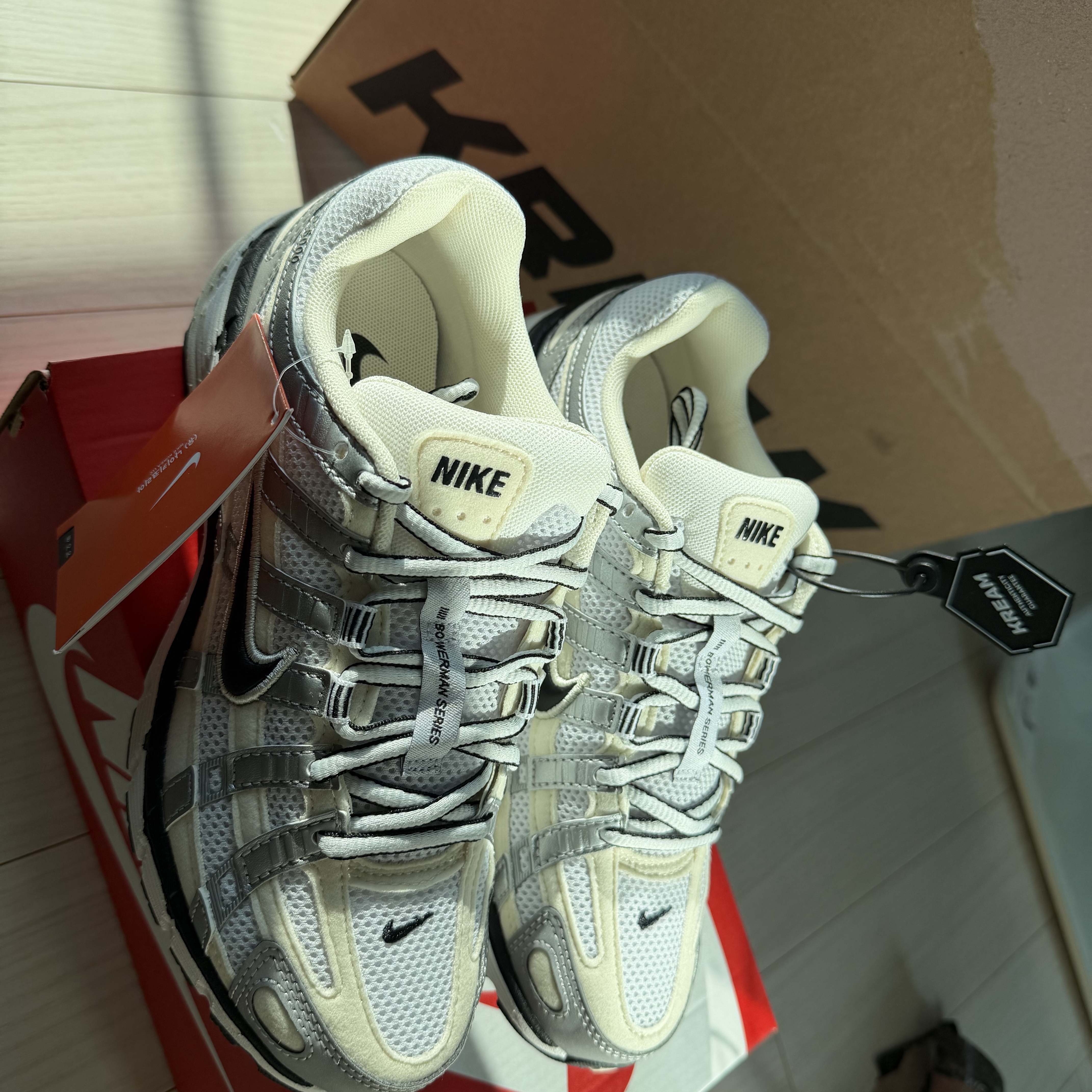 (W) Nike P-6000 Coconut Milk Metallic Silver 착용 스타일