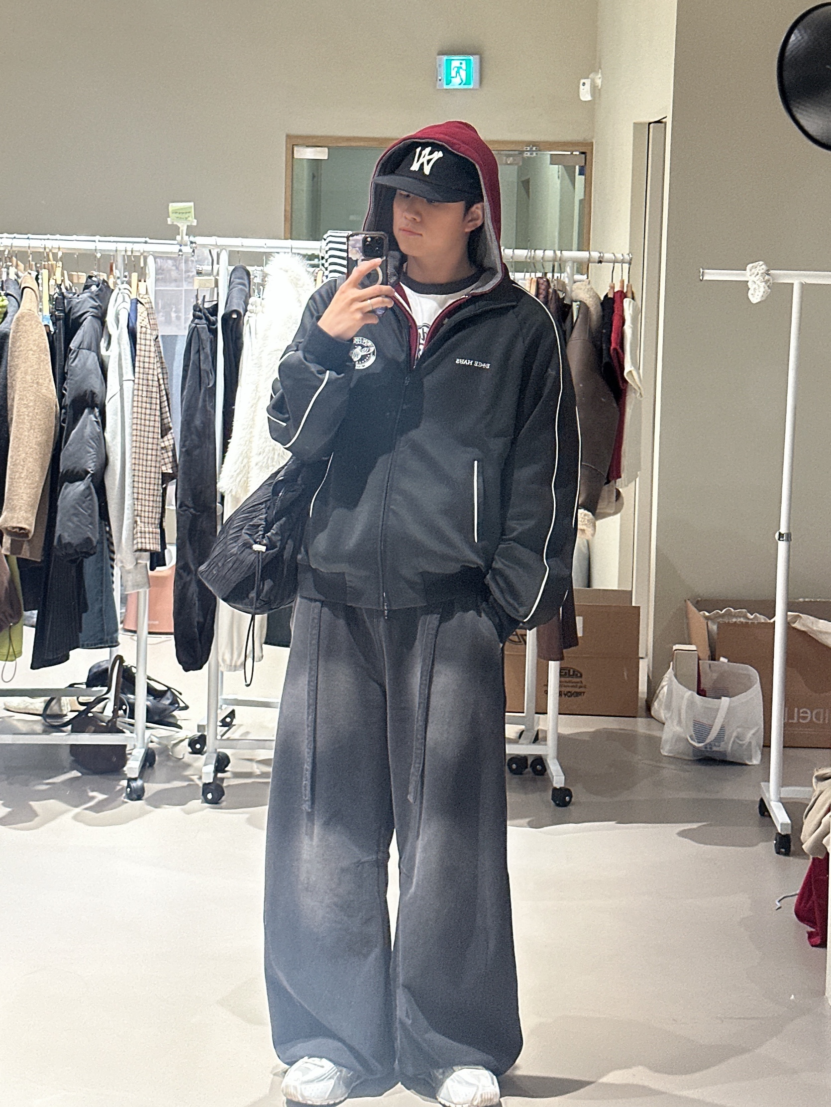 ETCE United Haus Track Jacket Black, Aoiro 6-Panel Bone A/N Cap Black 착용 스타일 - 3