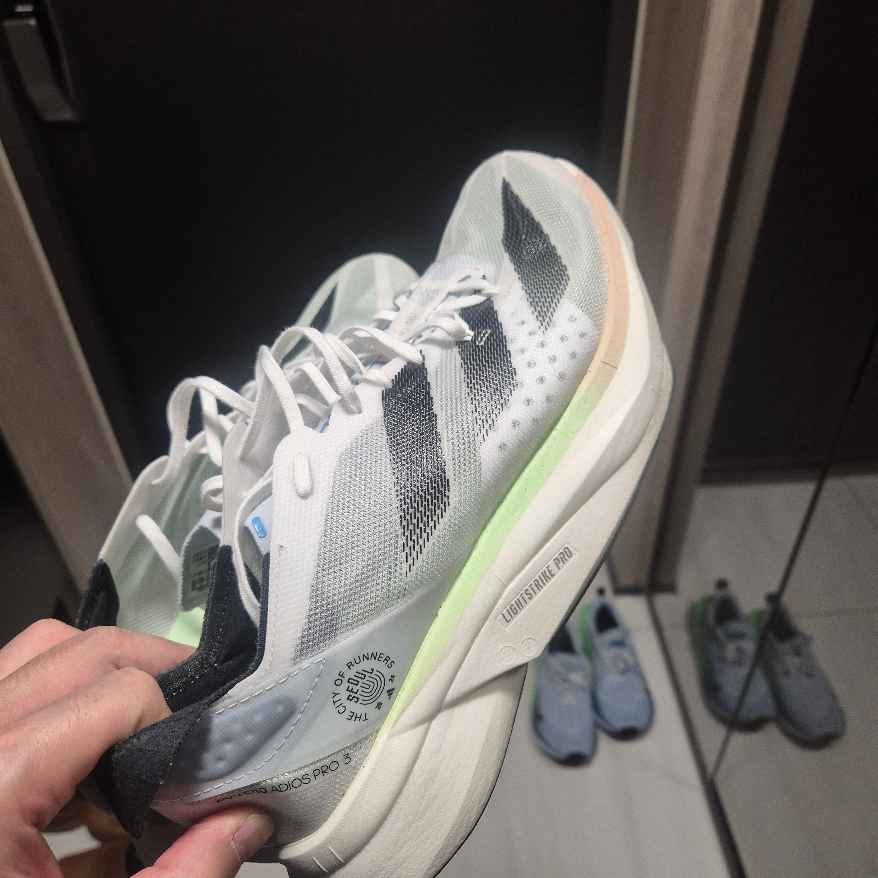 Adidas Adizero Adios Pro 3 Cloud White Core Black 착용 스타일 - 1