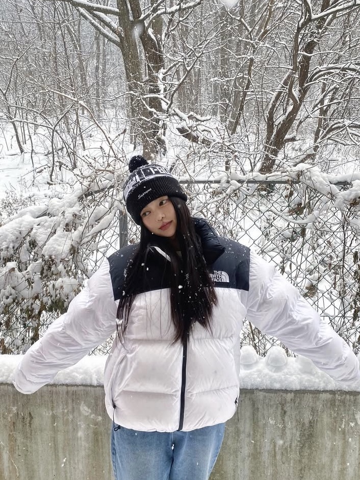 Supreme 18-Wheeler Beanie Black - 23FW, The North Face 1996 Eco Nuptse Jacket White 착용 스타일 - 1
