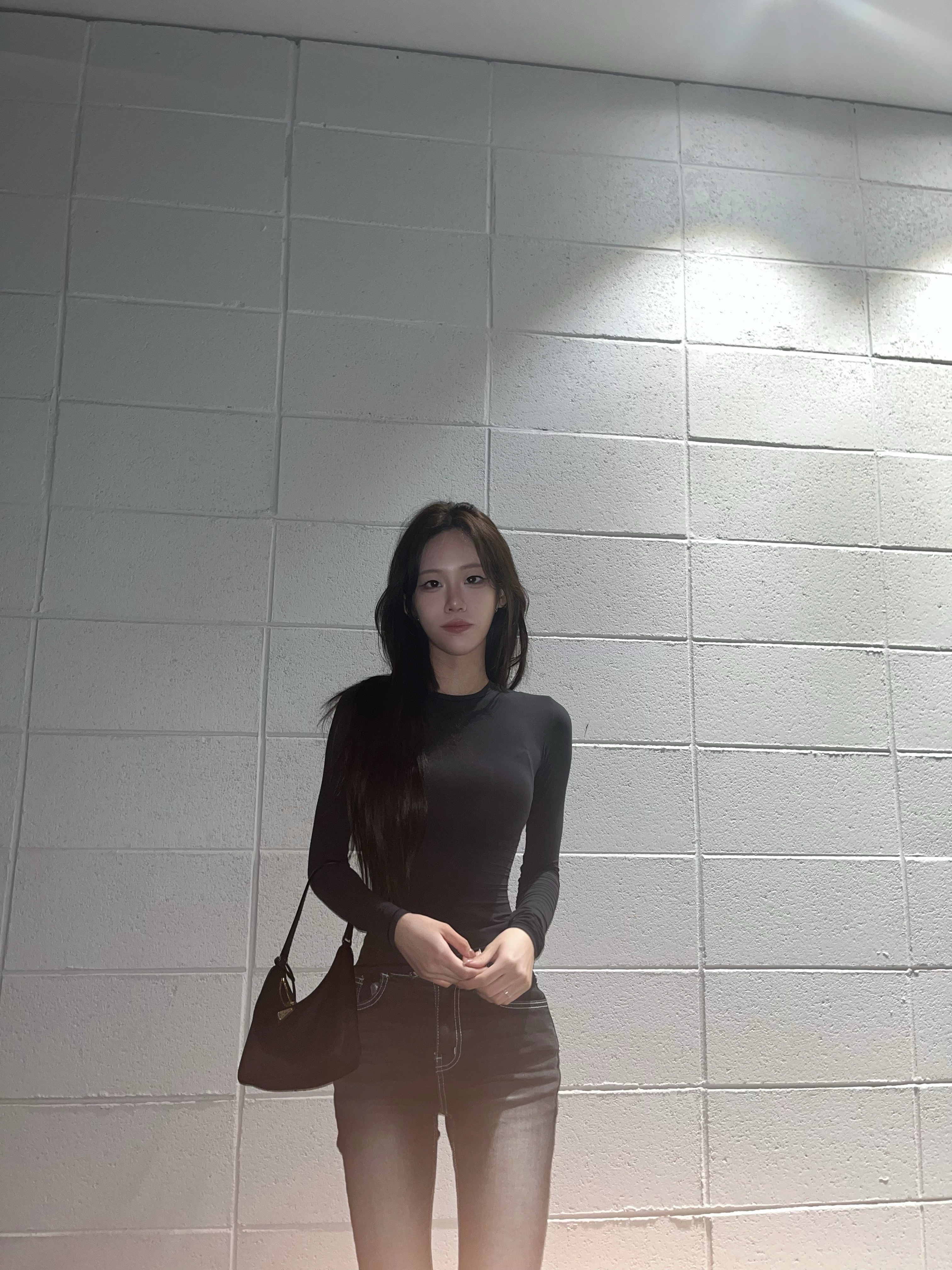 Prada Re-Edition 2005 Re-Nylon and Saffiano Mini Bag Black, (W) Skims Cotton Jersey Long Sleeve T-Shirt Soot 착용 스타일 - 1