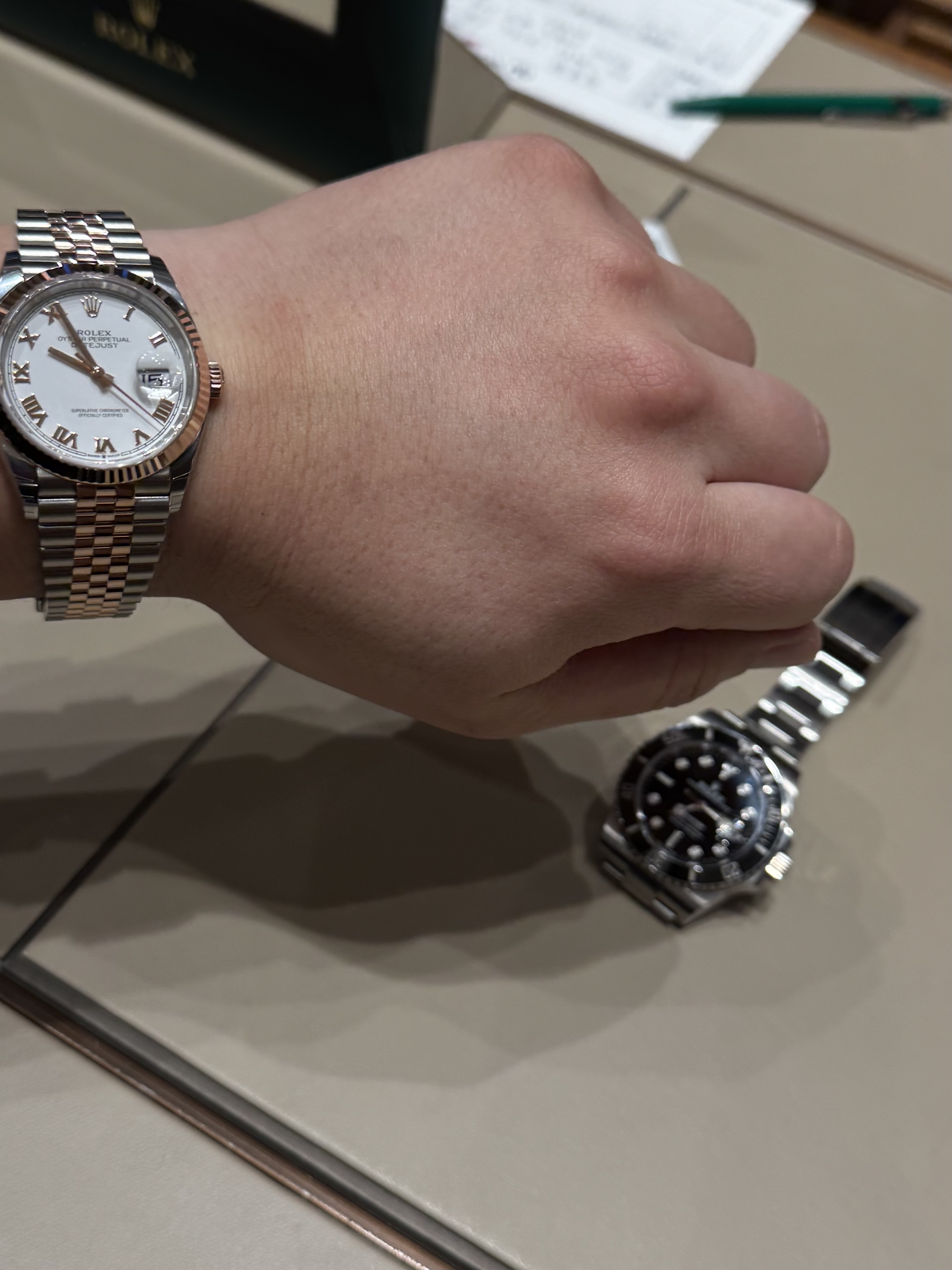 Rolex Datejust 36mm 126231 White Roman Jubilee, Rolex Submariner Date 41mm 126610LN Black Oyster 착용 스타일 - 2