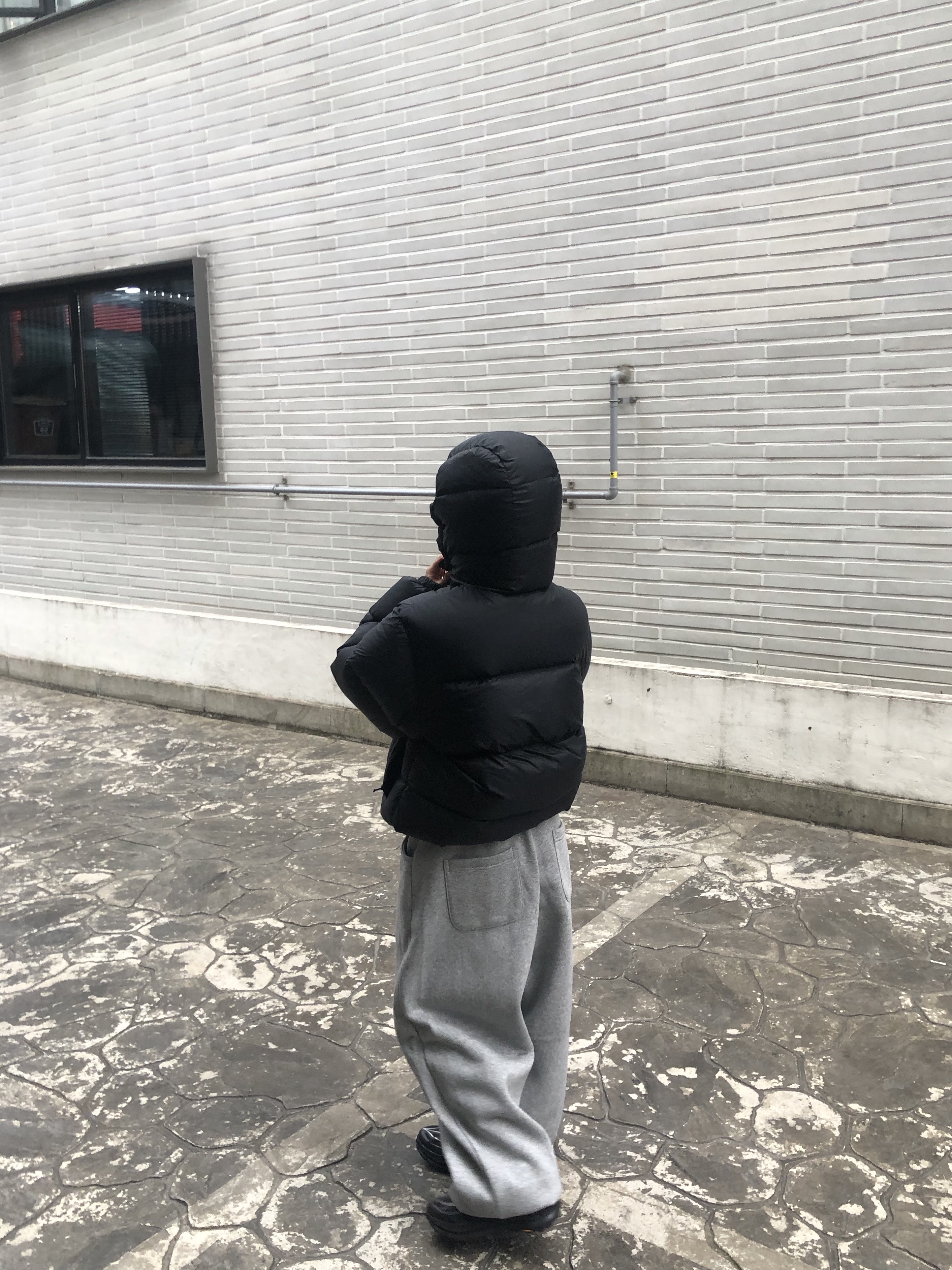 Corteiz Bolo Down Jacket Triple Black, Hoka Mafate Speed 4 Lite Black Outer Orbit 착용 스타일 - 2