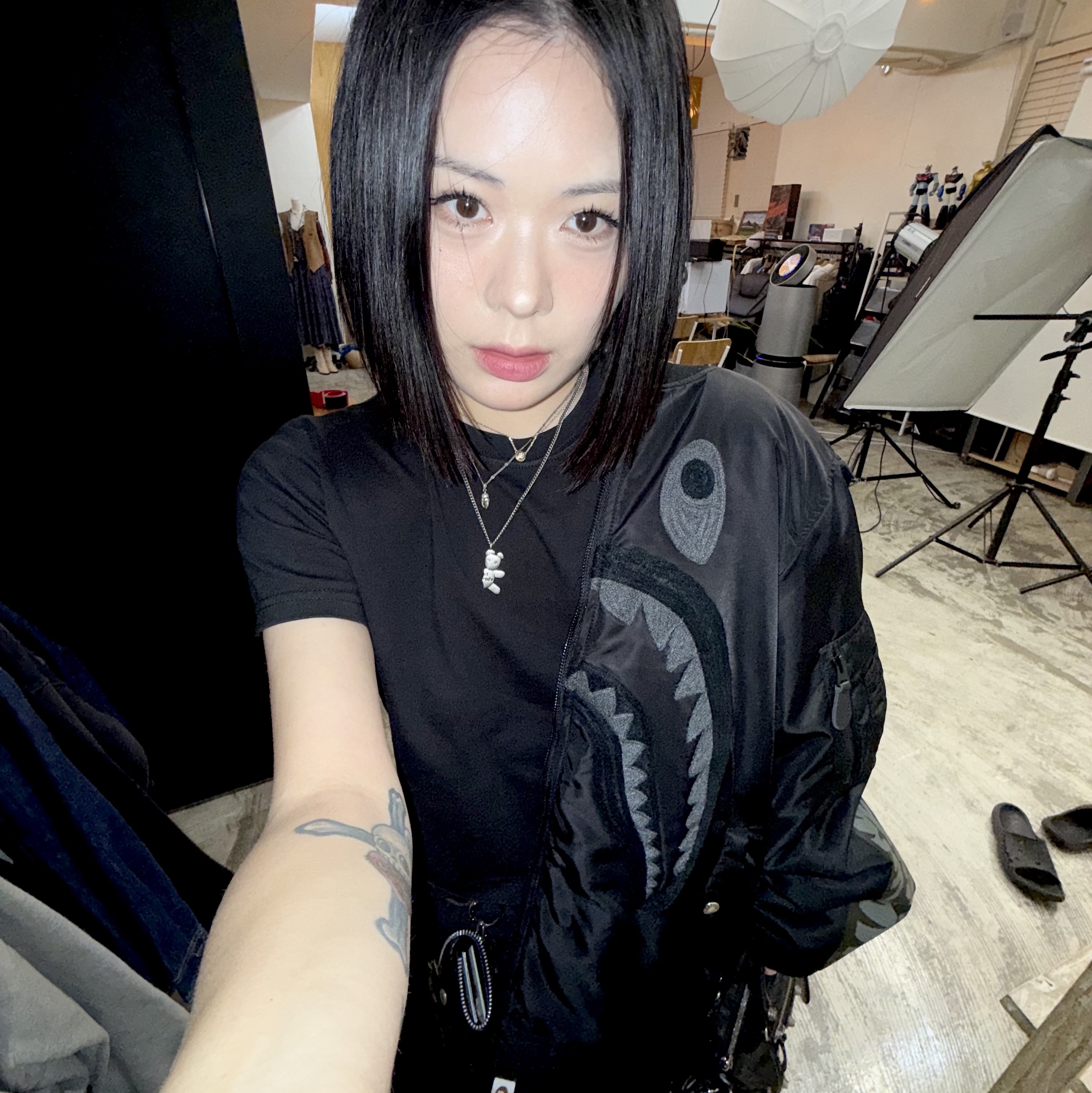 BAPE Tonal Chain Stitch Shark Bomber Jacket Charcoal 착용 스타일 - 2