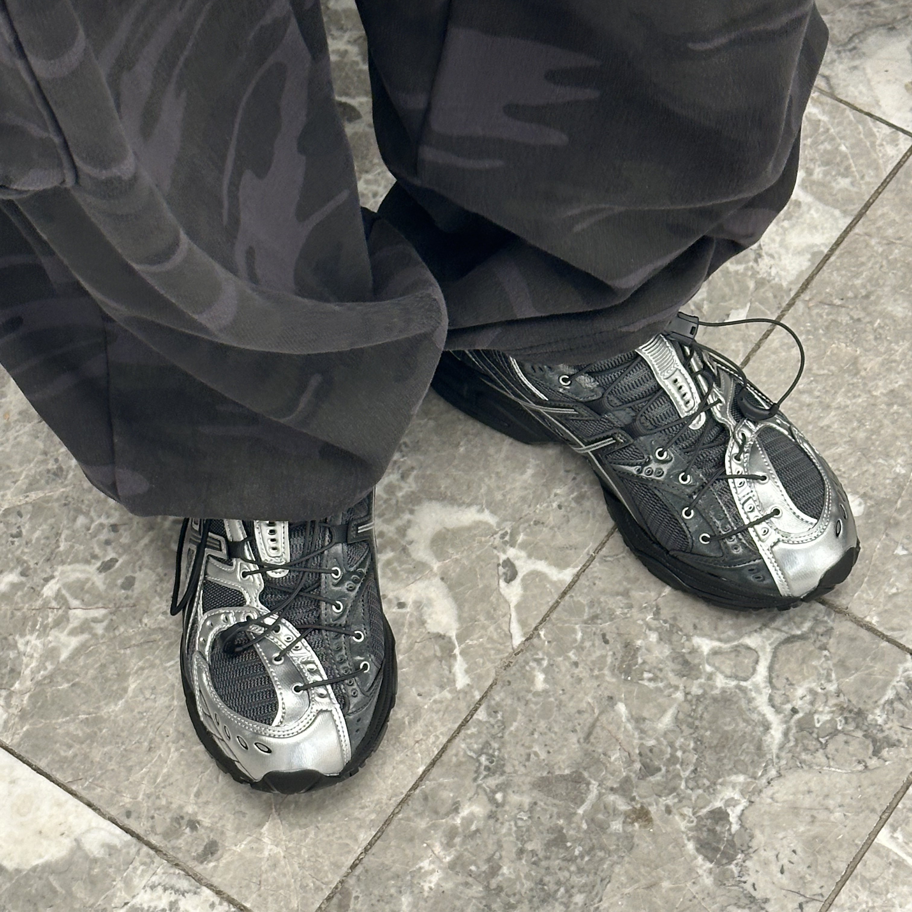 Asics x Unaffected Gel-Nimbus 10.1 Silver Black 착용 스타일 - 2