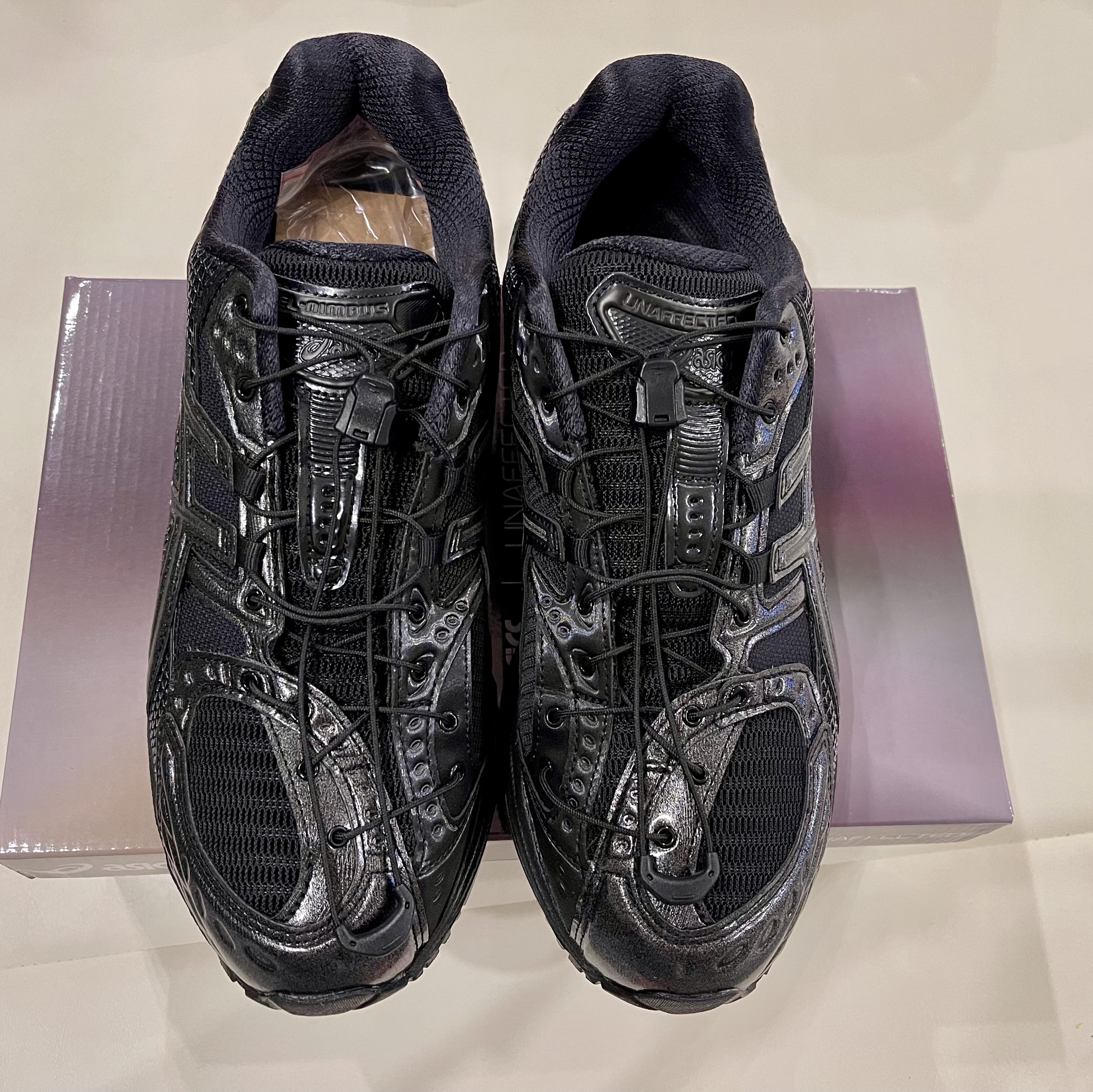 Asics x Unaffected Gel-Nimbus 10.1 Black Black 착용 스타일 - 2