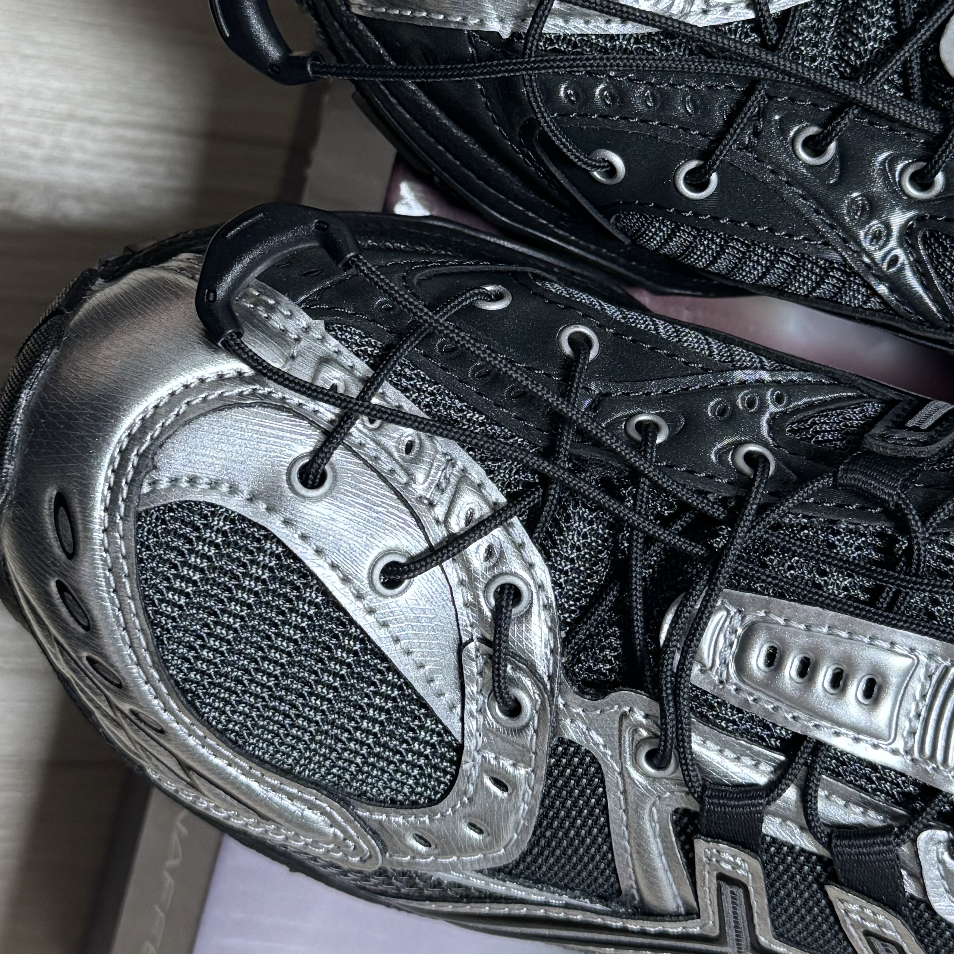 Asics x Unaffected Gel-Nimbus 10.1 Silver Black 착용 스타일 - 3