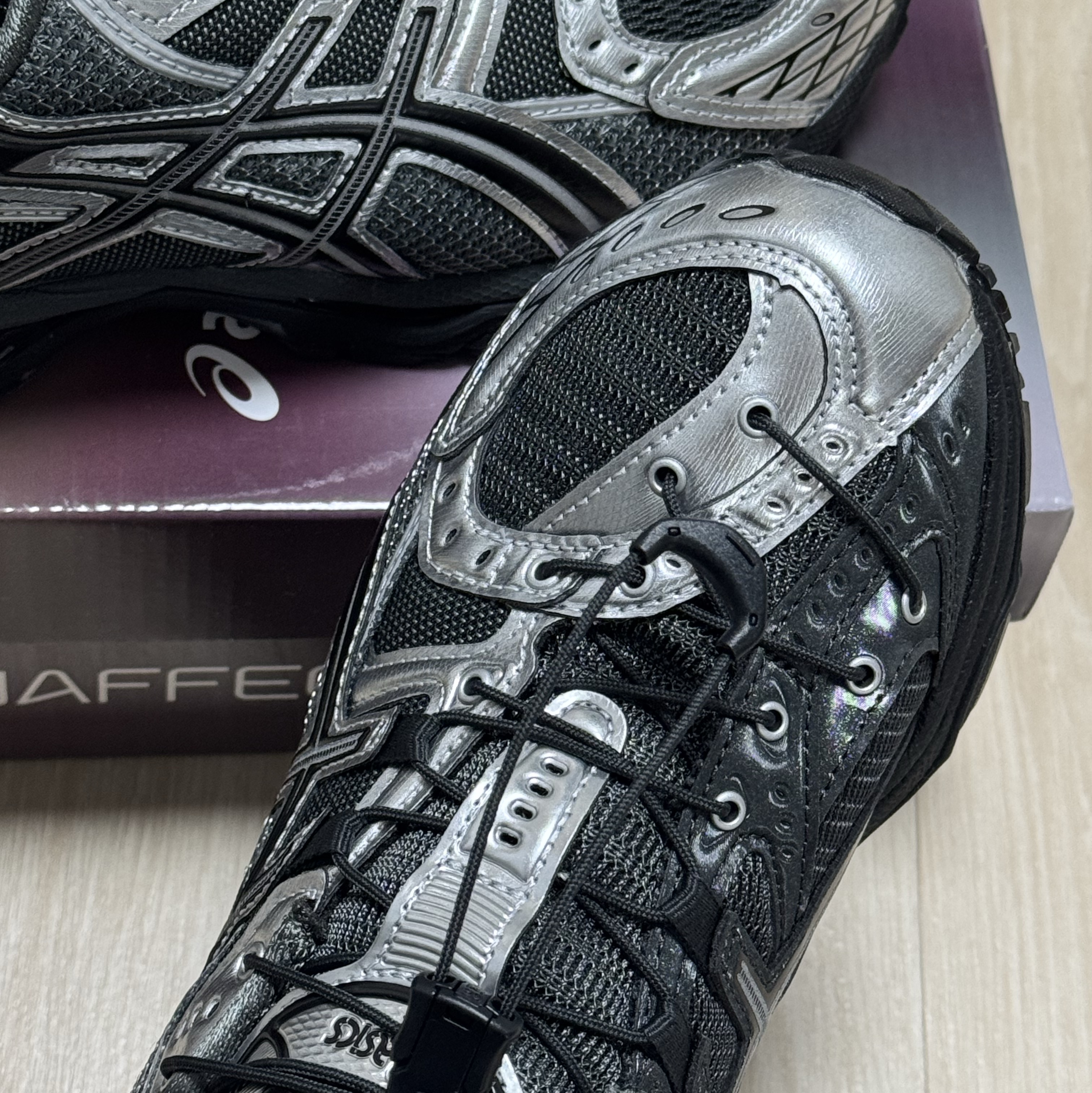 Asics x Unaffected Gel-Nimbus 10.1 Silver Black 착용 스타일 - 1