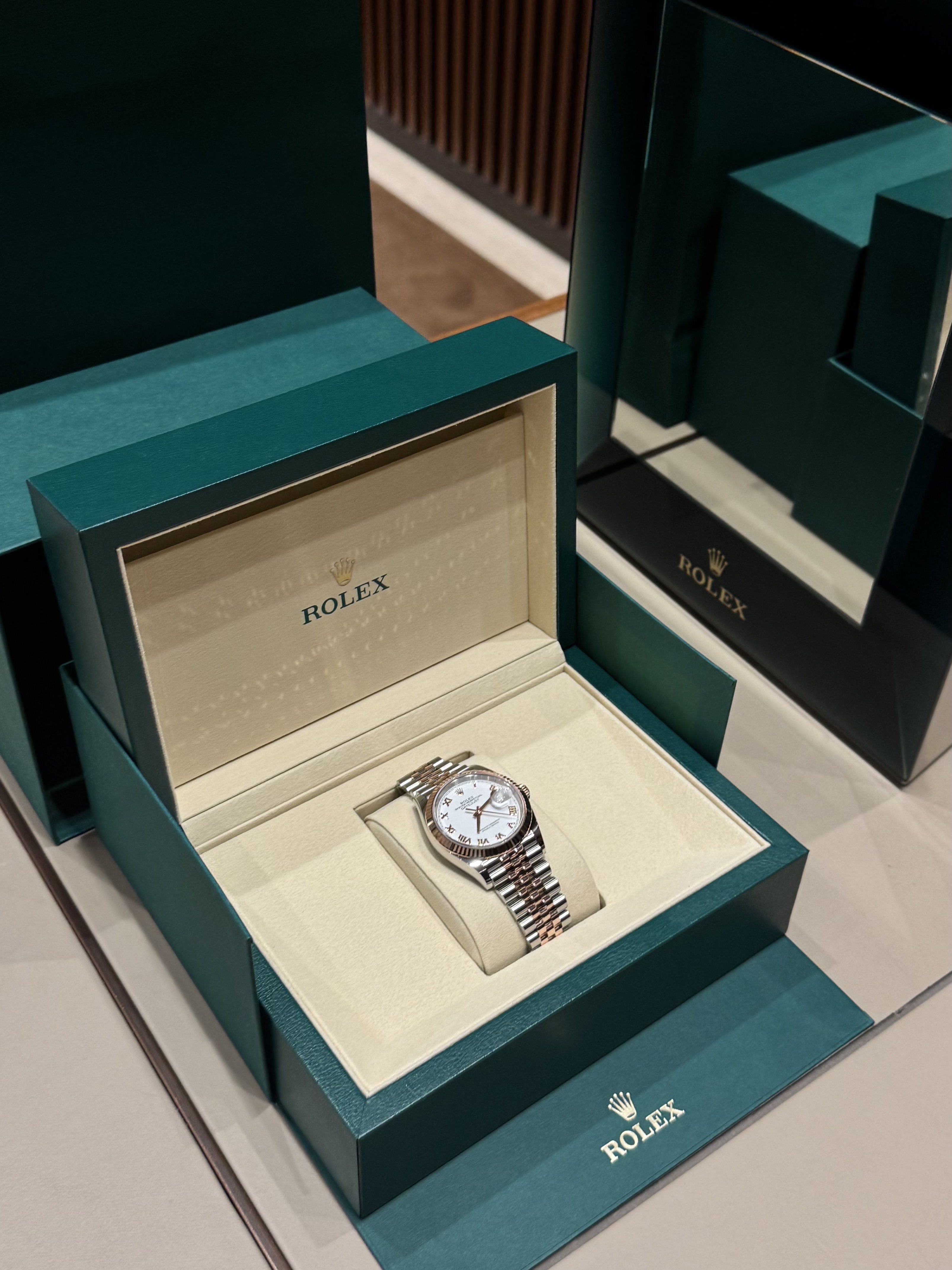 Rolex Datejust 36mm 126231 White Roman Jubilee, Rolex Submariner Date 41mm 126610LN Black Oyster 착용 스타일 - 1
