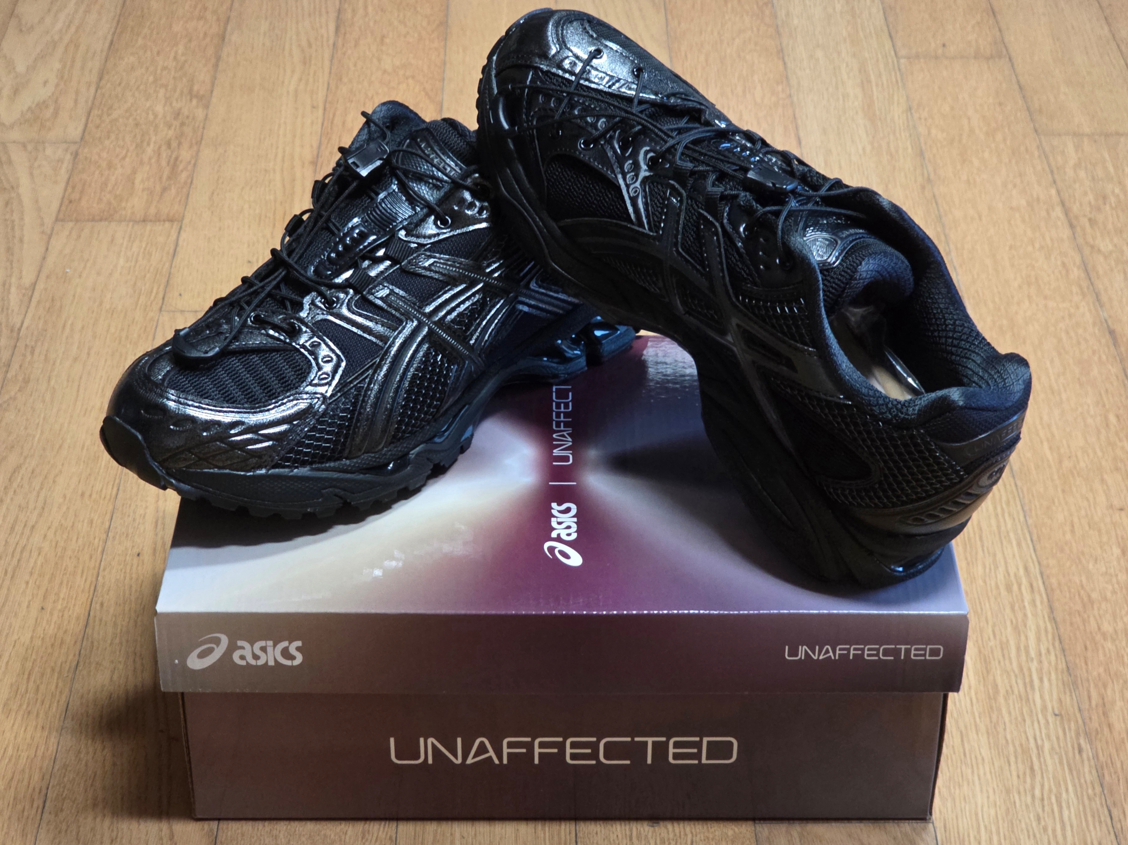 Asics x Unaffected Gel-Nimbus 10.1 Black Black 착용 스타일 - 1