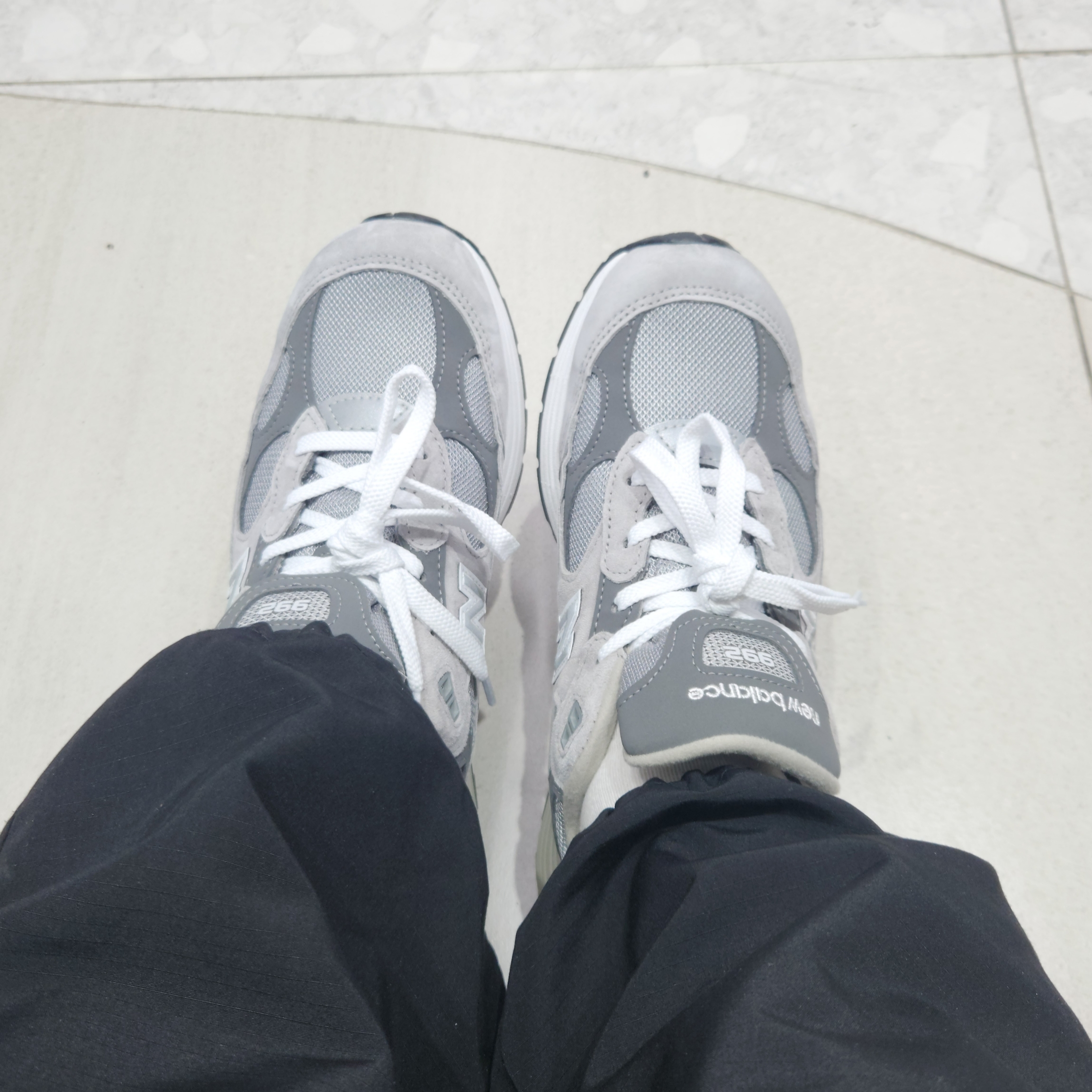 New Balance 992 Made in USA Core Grey Silver Metallic 착용 스타일 - 2