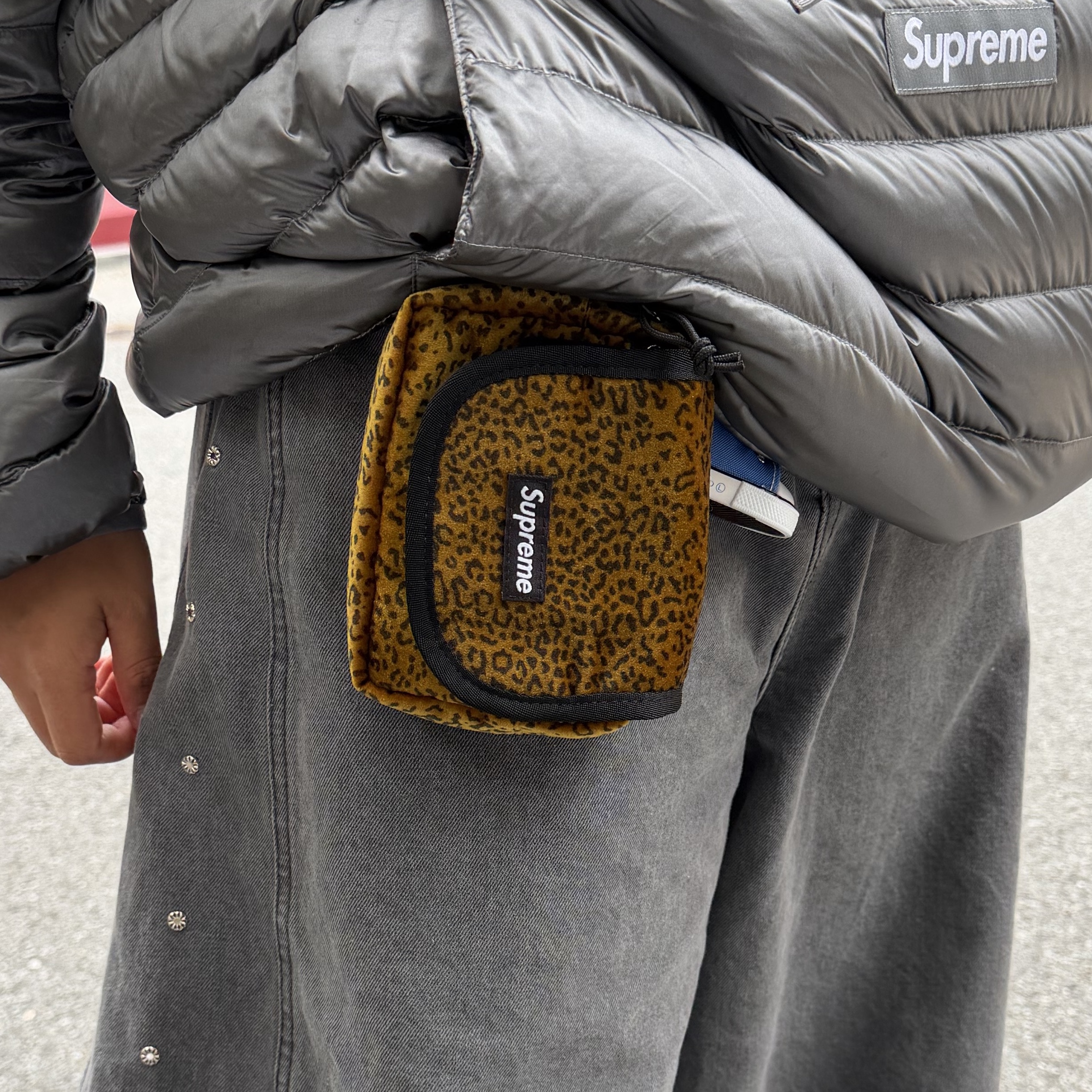 Supreme Velvet Mini Pouch Tan Leopard - 25FW 착용 스타일