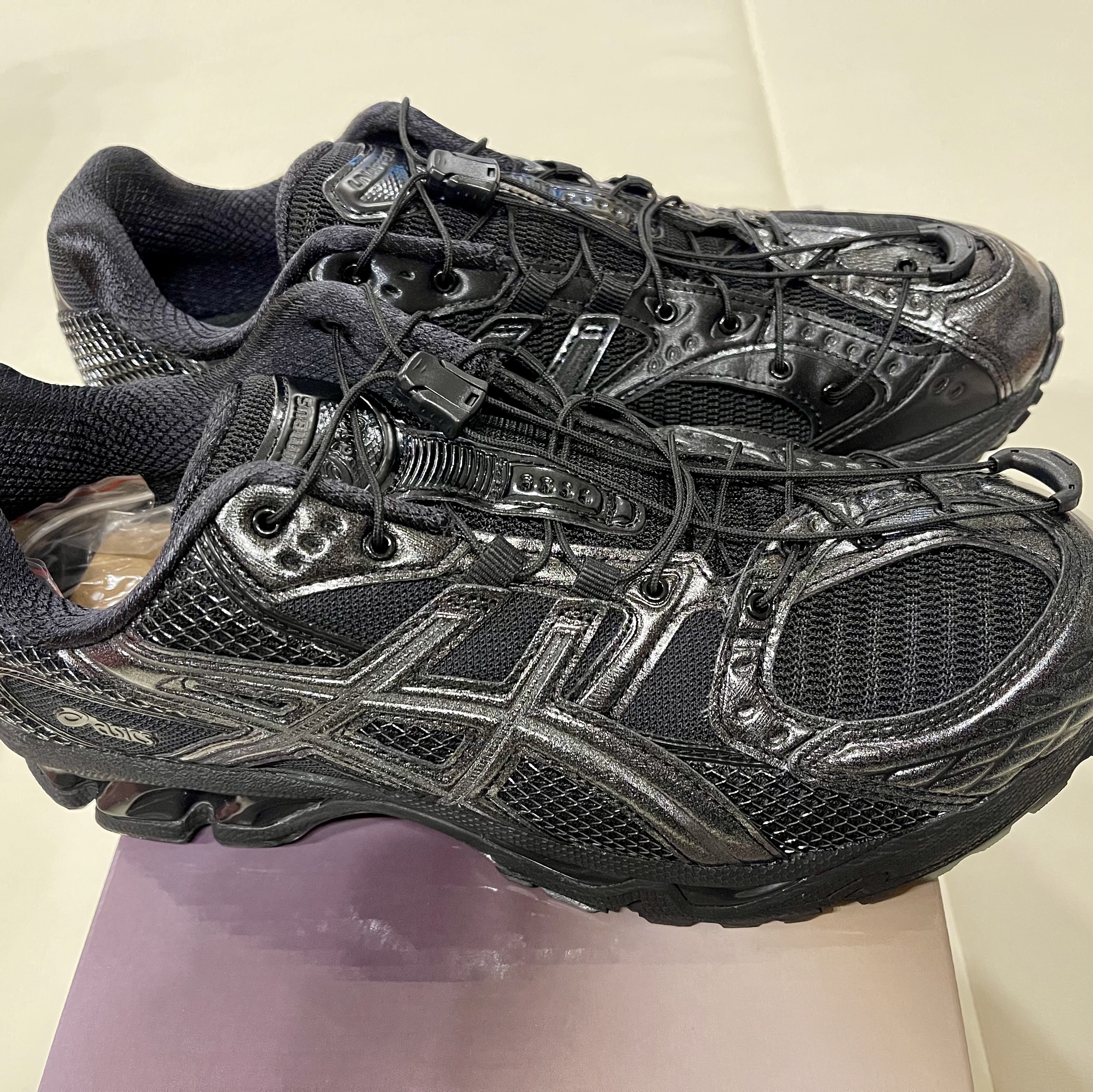Asics x Unaffected Gel-Nimbus 10.1 Black Black 착용 스타일 - 5