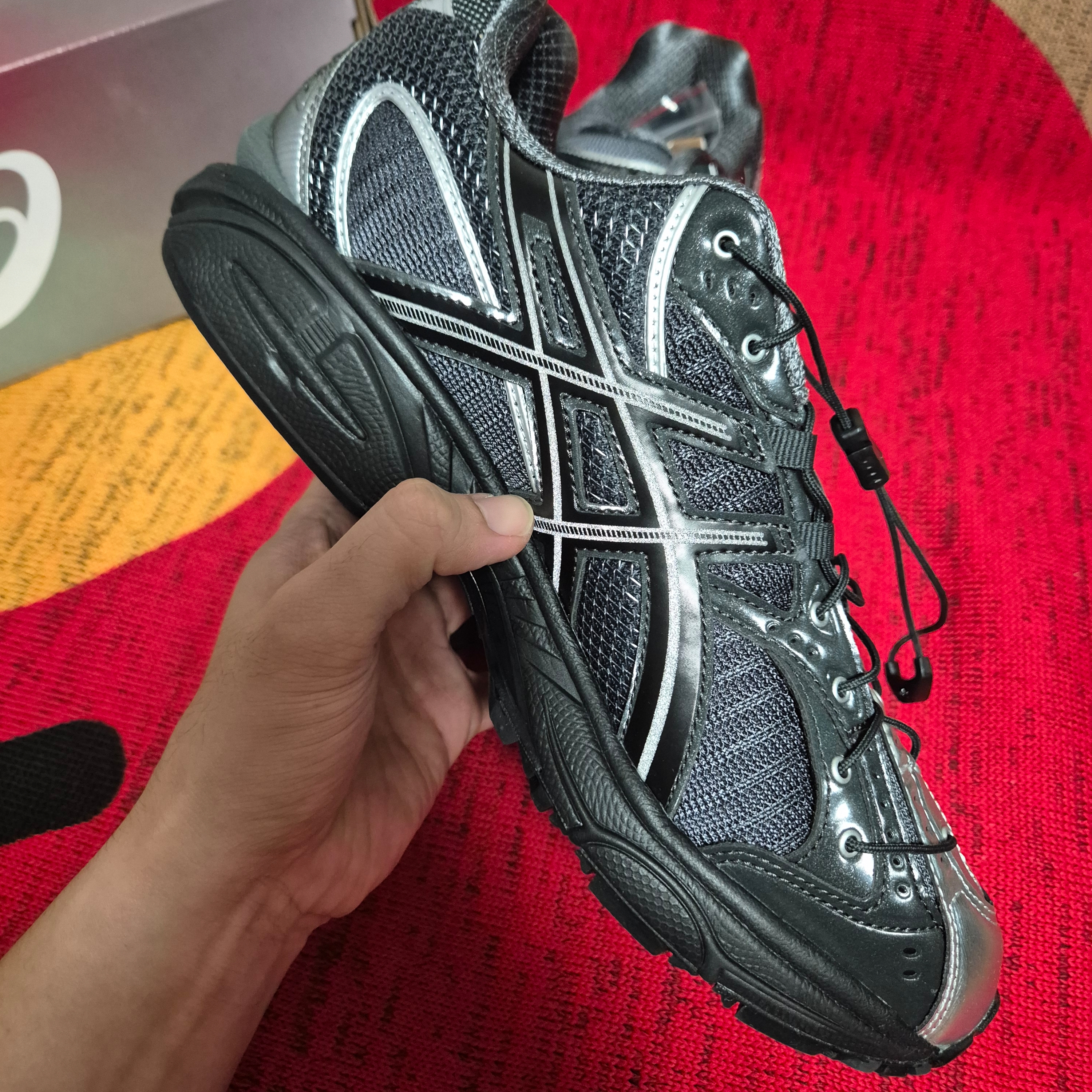 Asics x Unaffected Gel-Nimbus 10.1 Silver Black 착용 스타일 - 3
