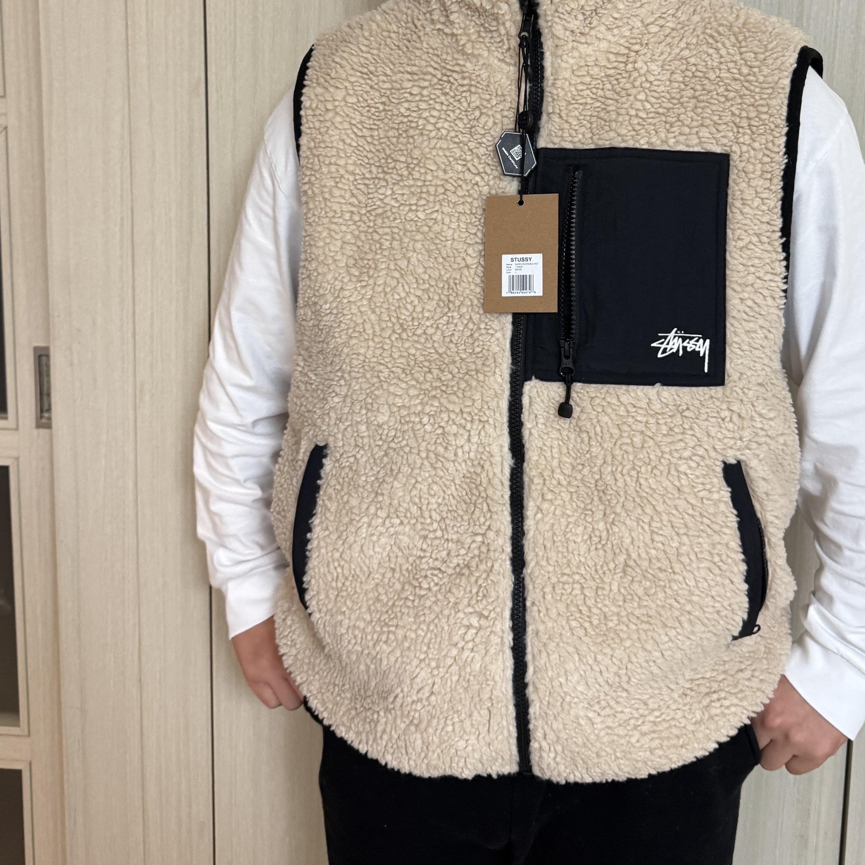 Stussy Sherpa Reversible Vest Beige 착용 스타일