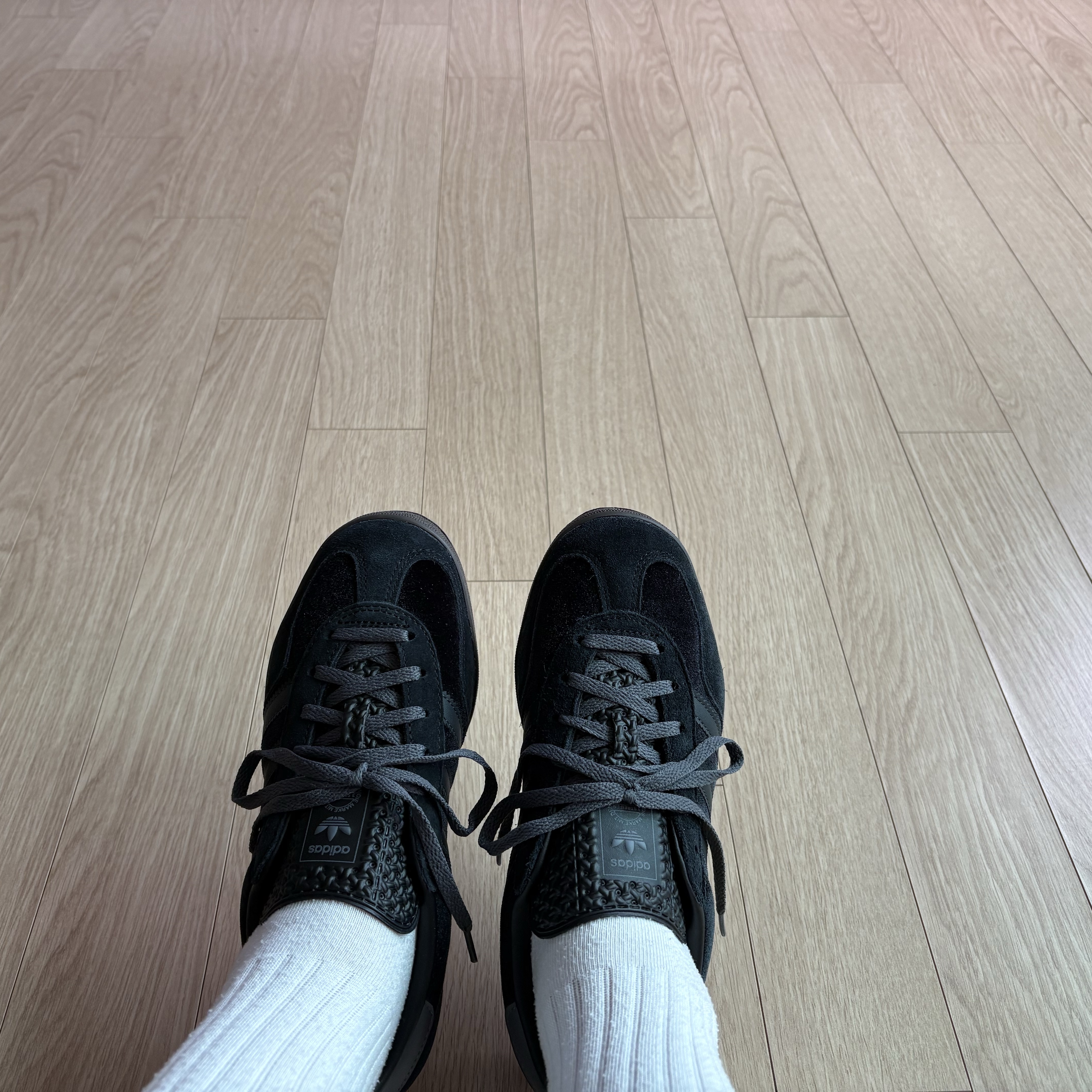 (W) Adidas Gazelle Indoor Core Black Carbon 착용 스타일 - 2