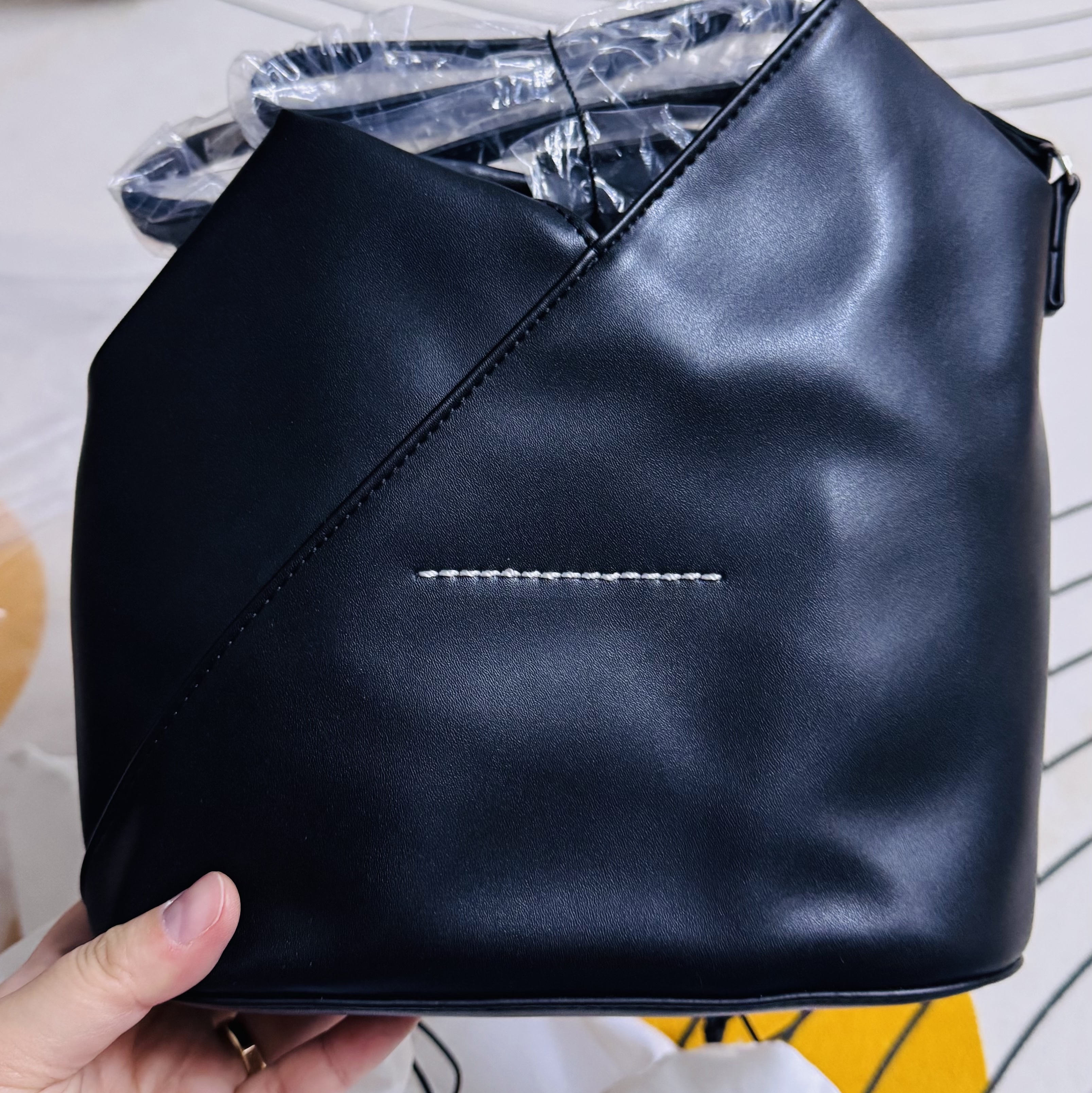 MM6 Maison Margiela Japanese Classic Crossbody Bag Black 착용 스타일