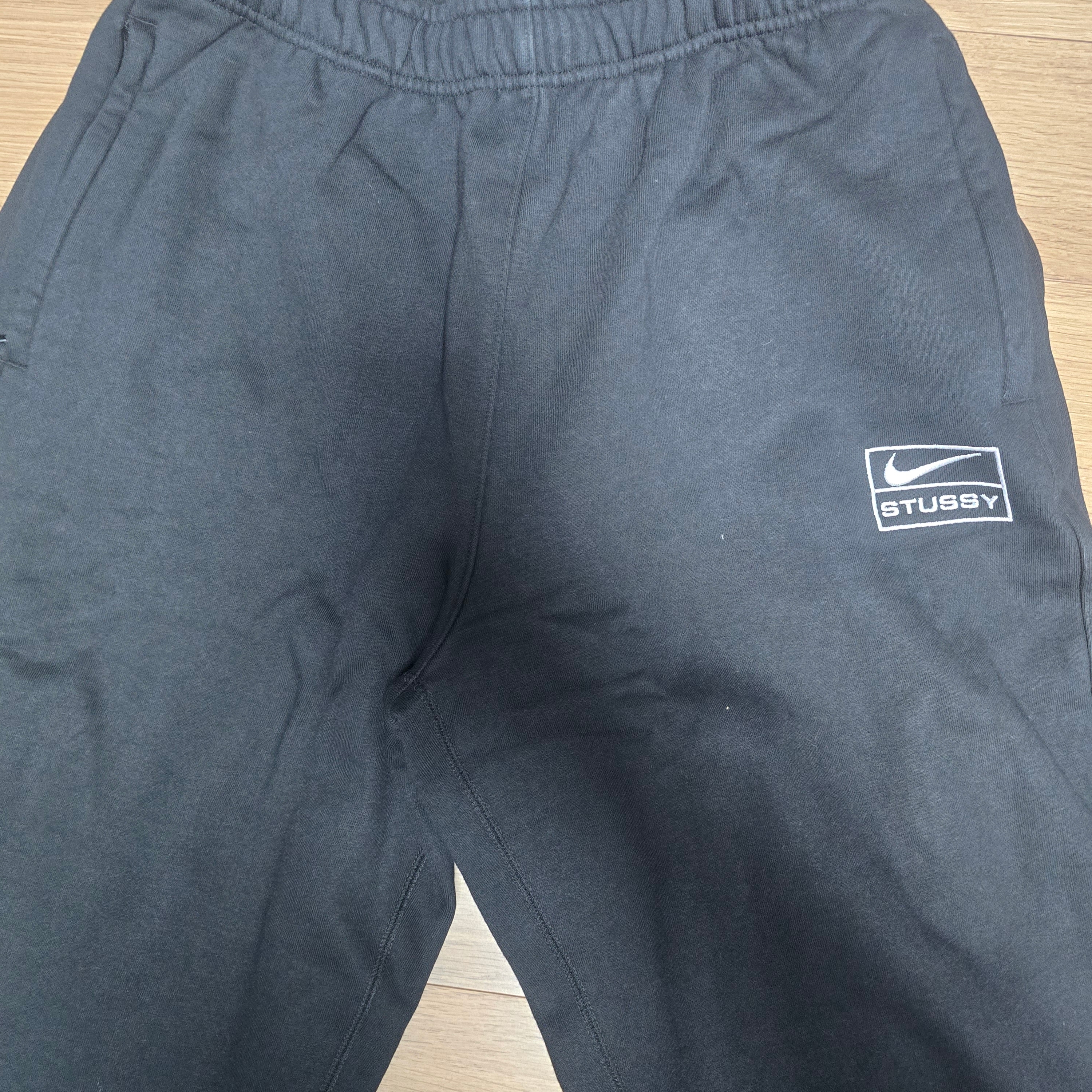Nike x Stussy Washed Fleece Pants Black (FN5235-010), Nike x Stussy NRG Washed Fleece Pants Black (DO5296-010) 착용 스타일 - 1