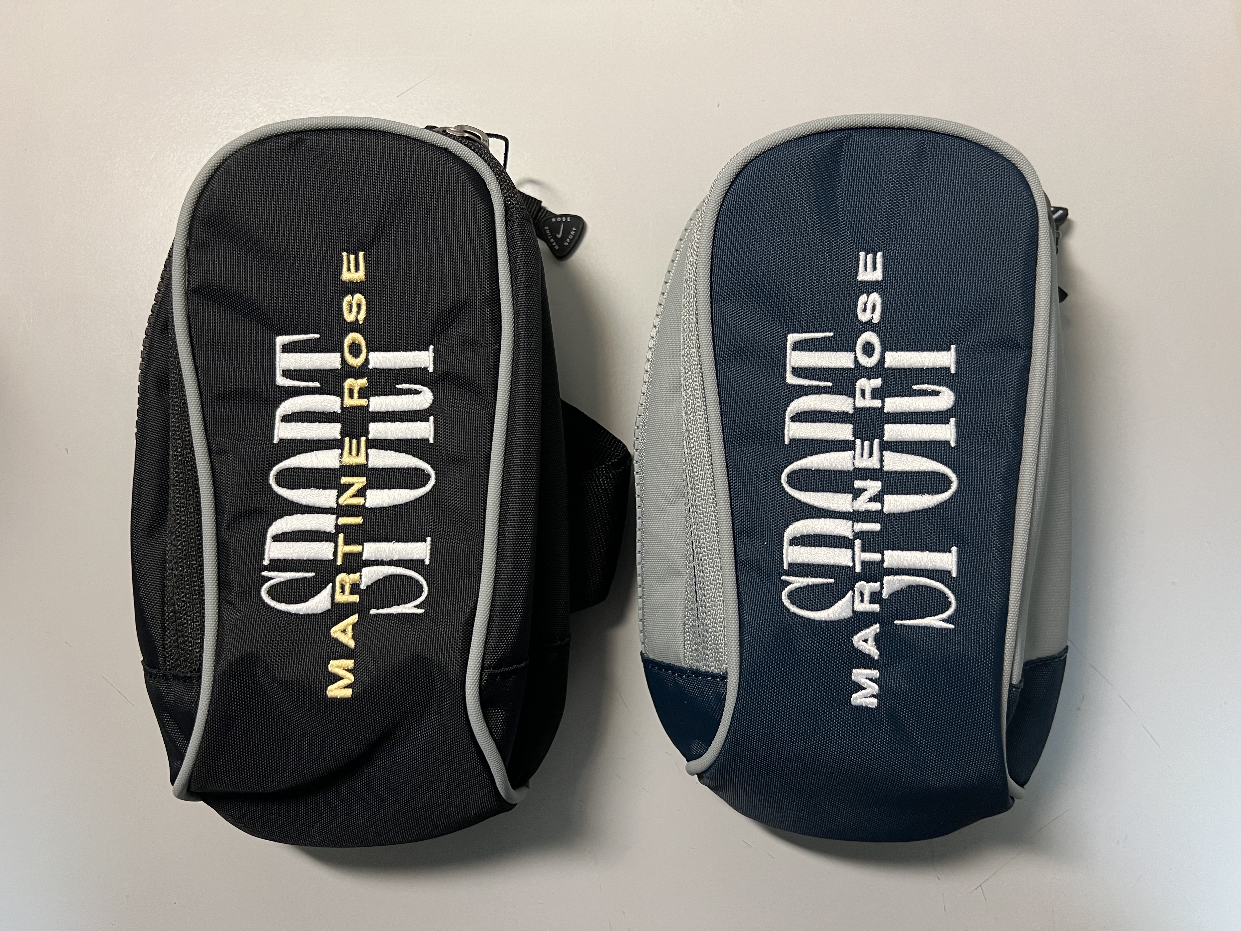 Nike x Martine Rose Crossbody Bag Black, Nike x Martine Rose Crossbody Bag Armory Navy 착용 스타일 - 1