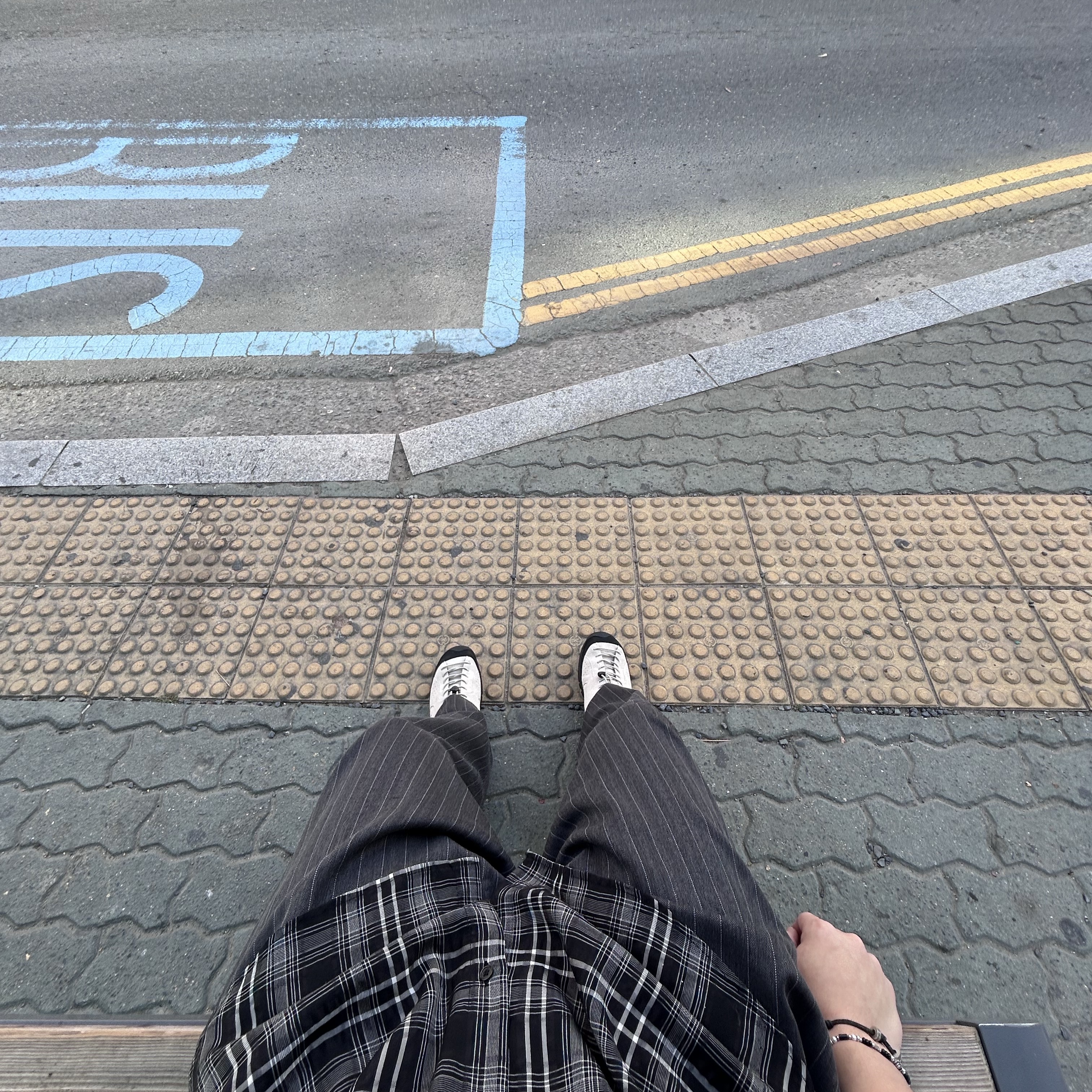 Keen Jasper Rocks SP Sneaker Birch Black, [KREAM 단독] Scudo Shell Black Pearl Beads Bracelet 착용 스타일
