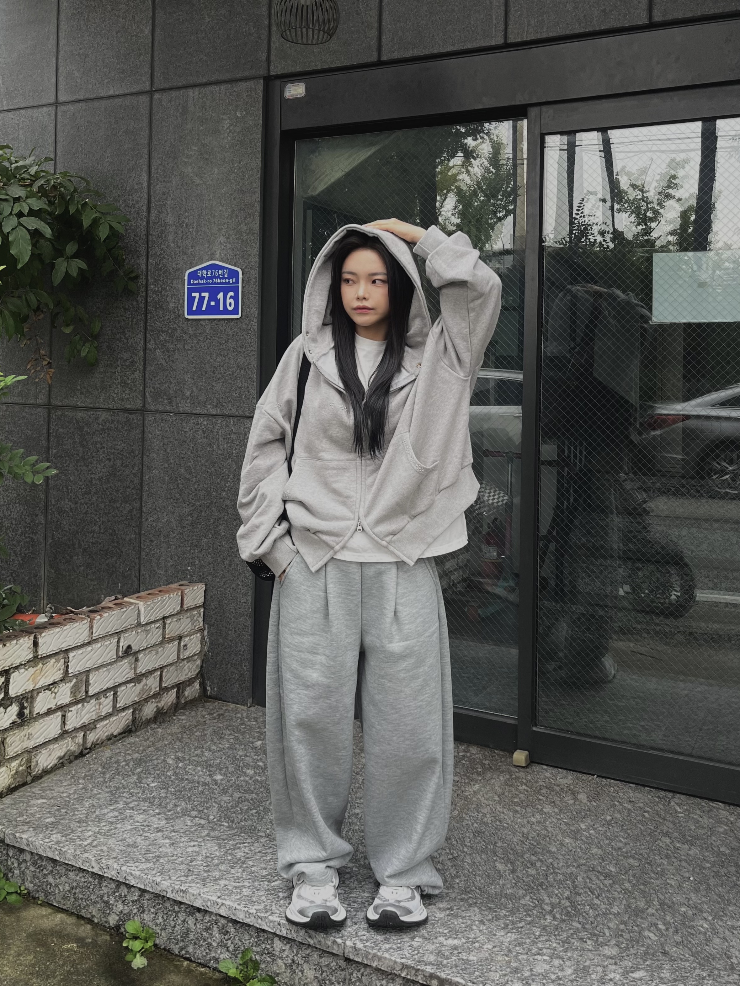 Balenciaga Circuit Sneaker White Silver, Supreme Mesh Mini Duffle Bag Black - 25SS 착용 스타일 - 1