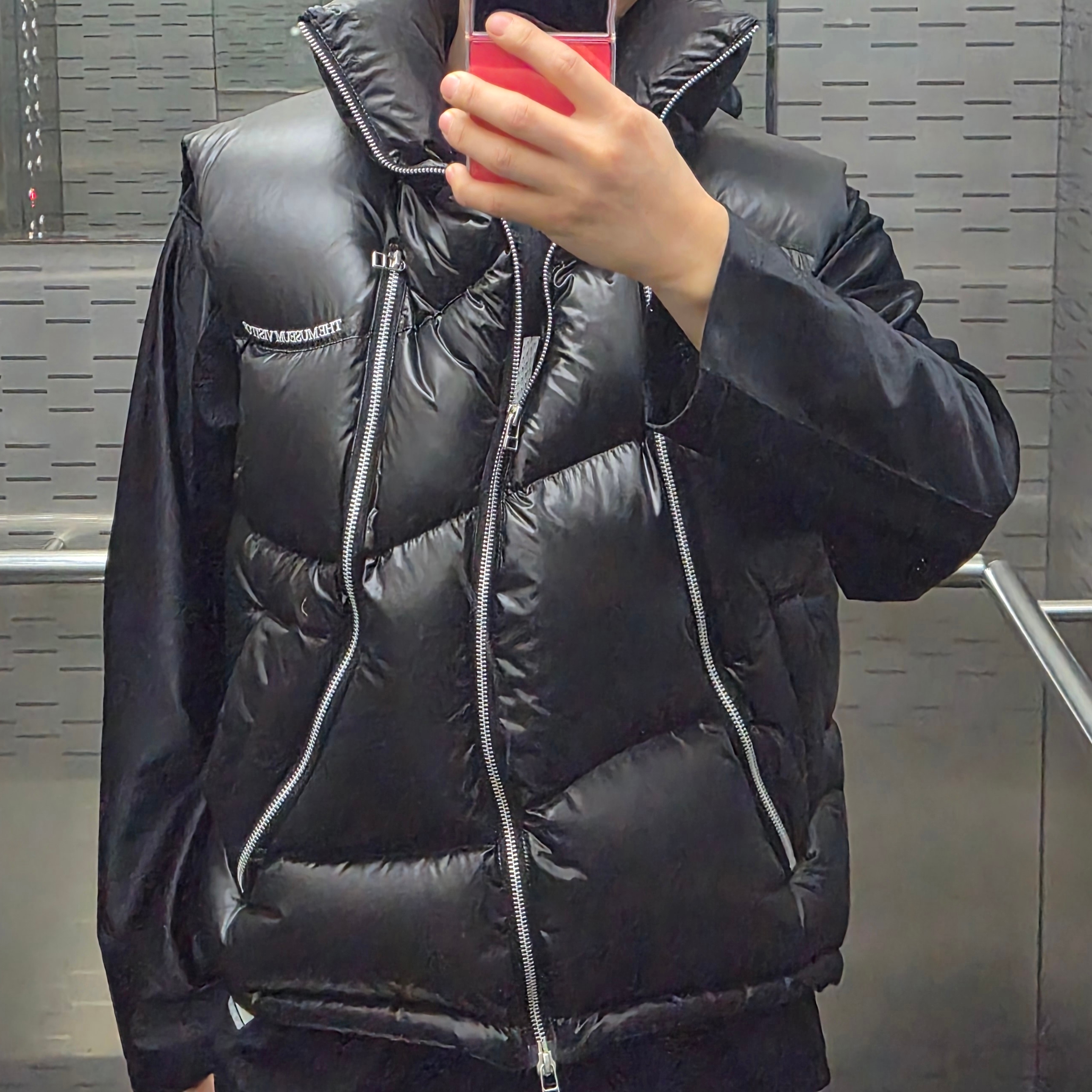 The Museum Visitor KREAM Curved Zipper Puffer Down Vest Glossy Black - 23FW 착용 스타일