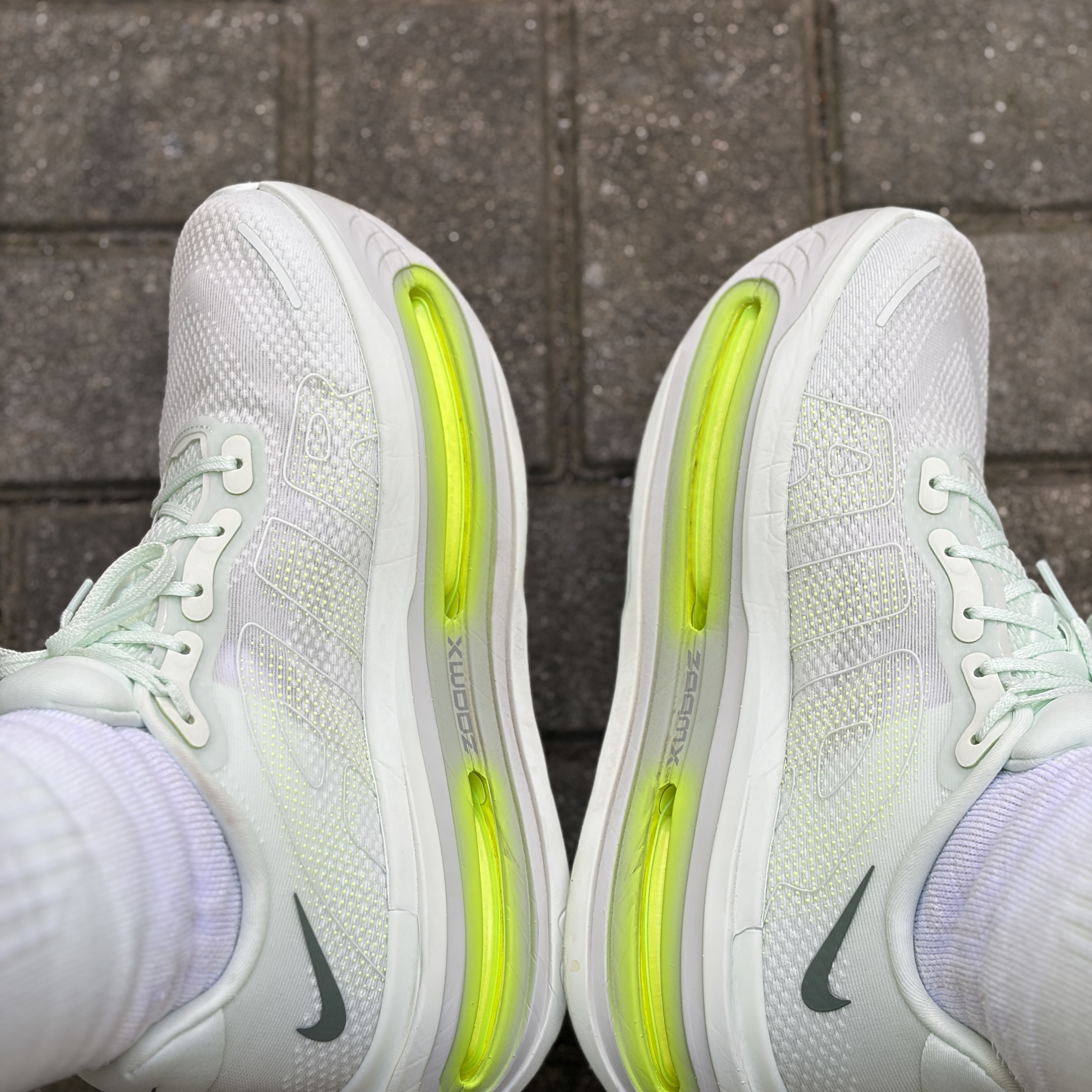 Nike Vomero Premium  Barely Green Clay Green, Nike Windrunner Running Jacket White - Asia 착용 스타일 - 2