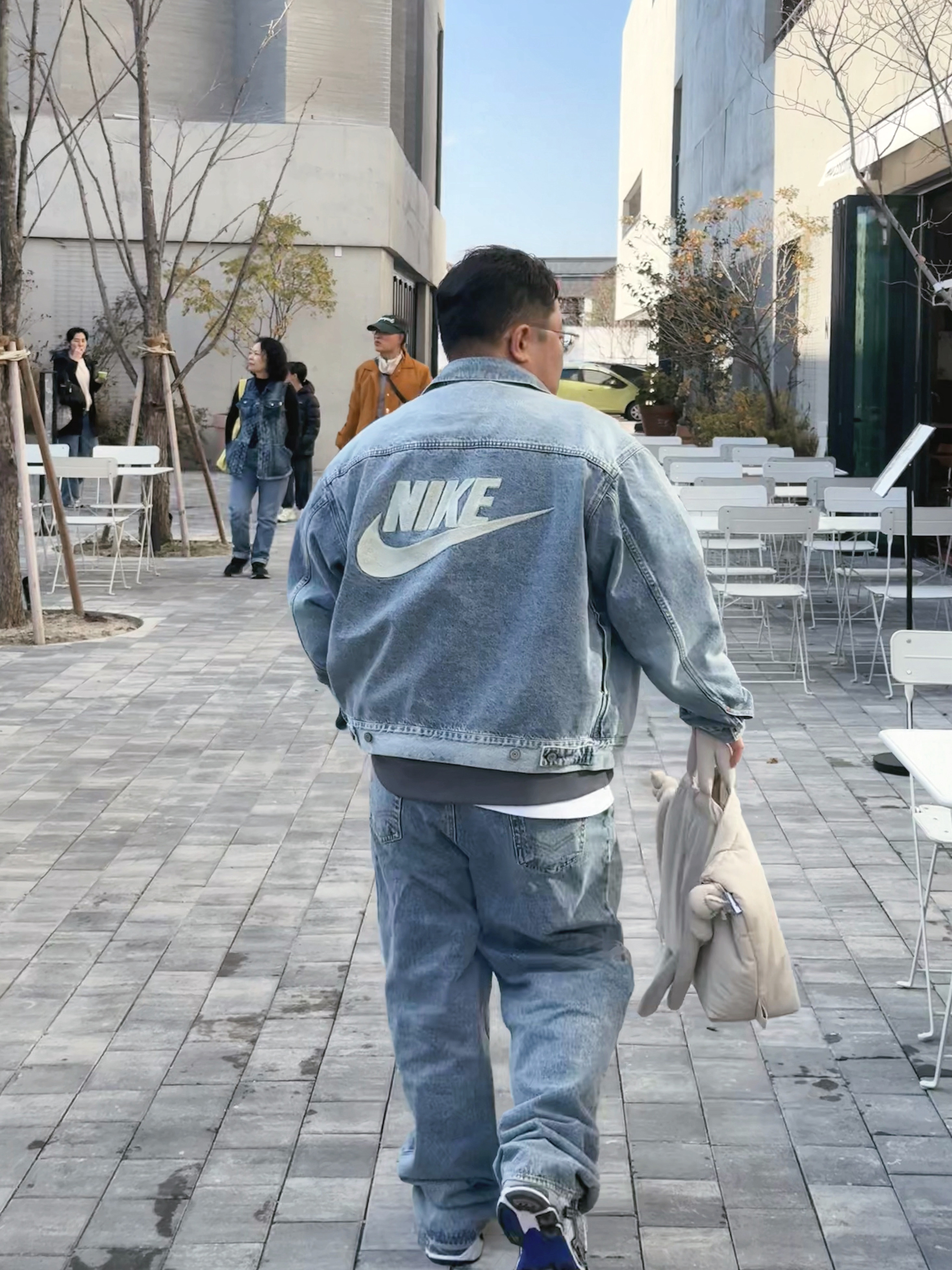 Palace x Nike Total P90 Crew Grey - 25FW, Asics x Invincible Gel-Nimbus 10.1 HTTP 404 Cream Metallic Silver Blue 착용 스타일 - 2
