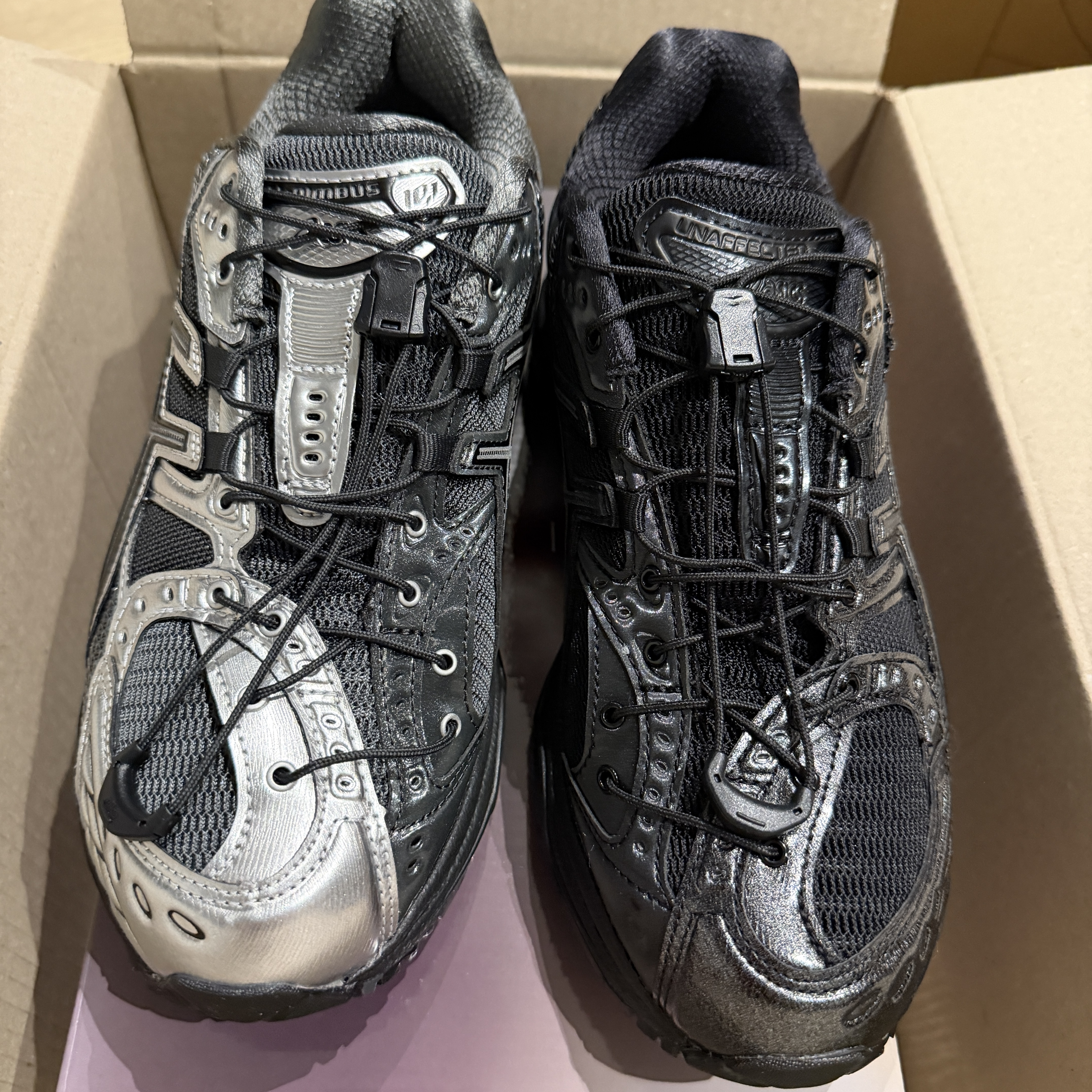 Asics x Unaffected Gel-Nimbus 10.1 Black Black 착용 스타일 - 3