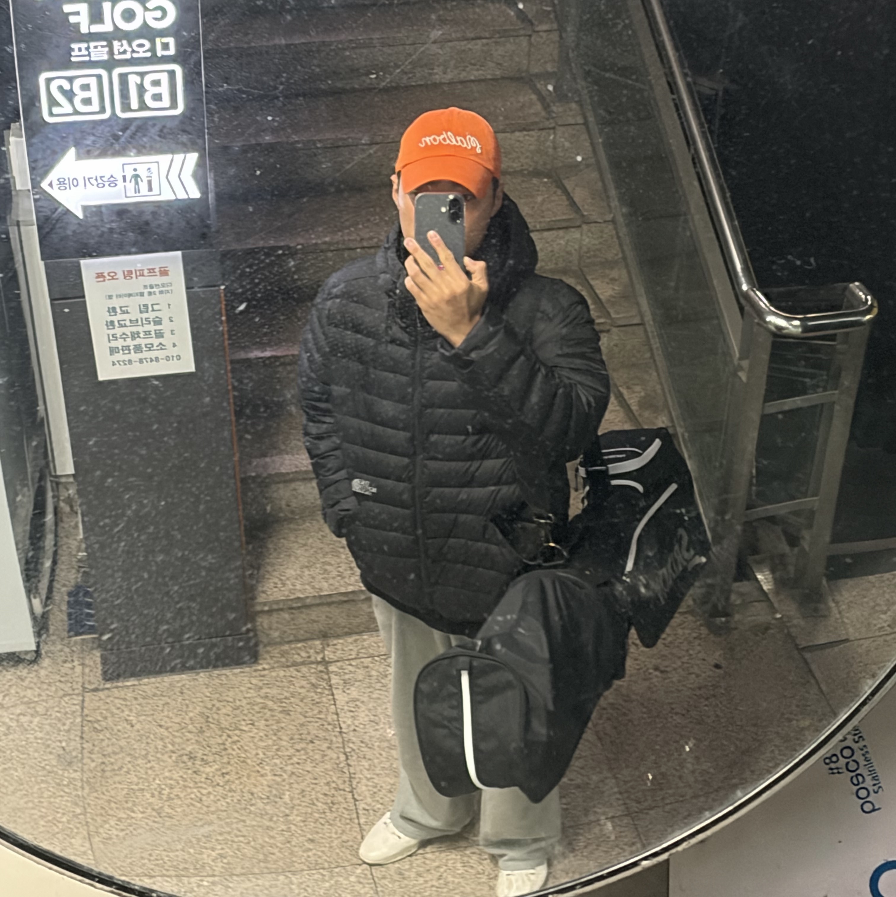 The North Face Ventus On Jacket Black, Apple iPhone 17 256GB Black 착용 스타일 - 2