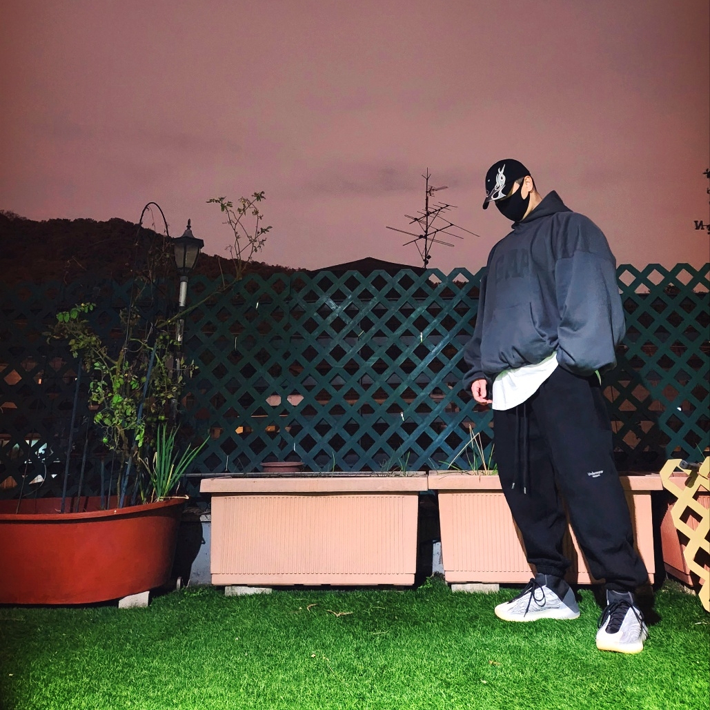 Yeezy Gap Engineered By Balenciaga Flame Cap Black, Yeezy Gap Engineered By Balenciaga Dove Hoodie Black 착용 스타일 - 1