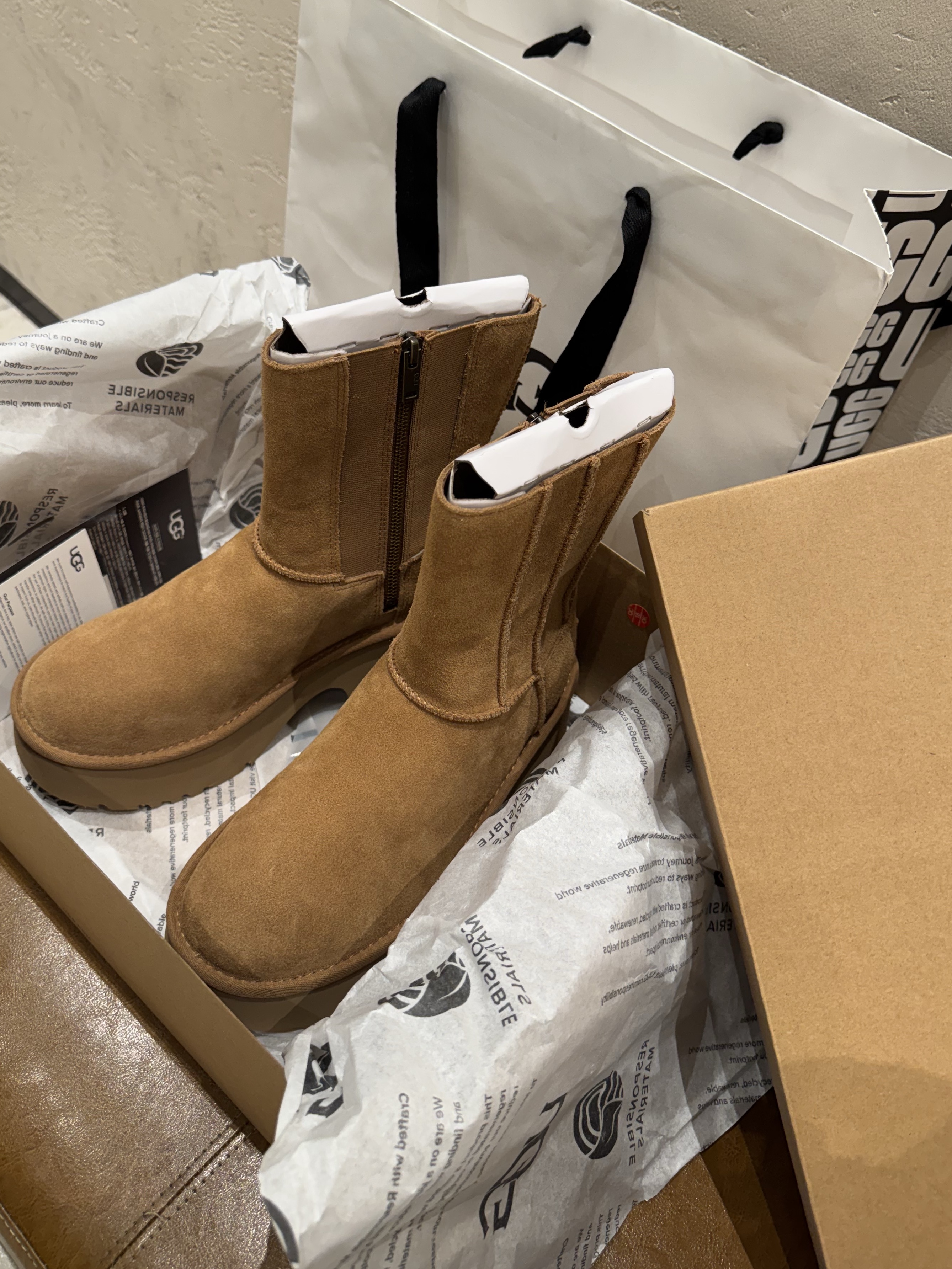 (W) UGG Classic Twin Seam New Heights Chestnut 착용 스타일 - 3