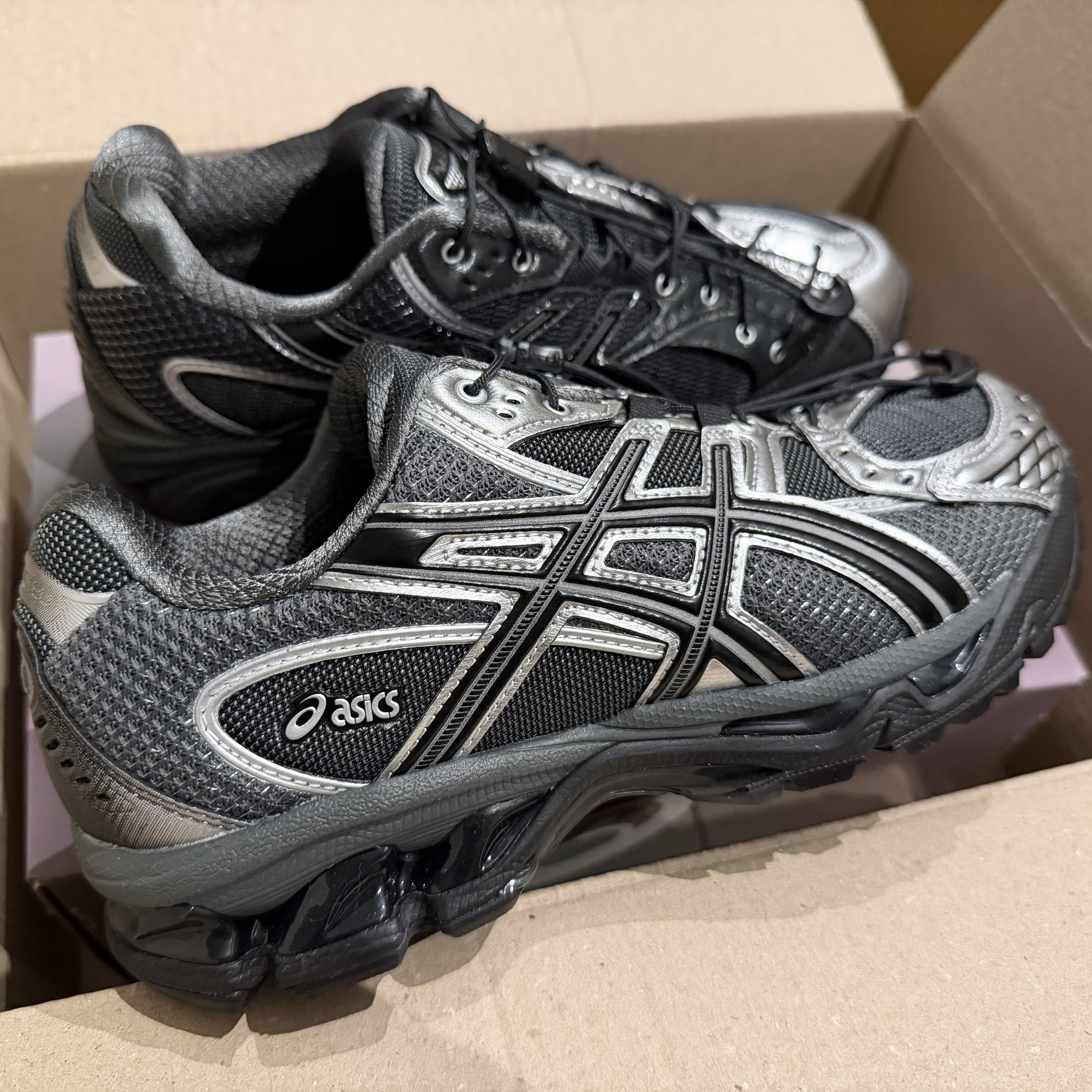 Asics x Unaffected Gel-Nimbus 10.1 Silver Black 착용 스타일 - 2