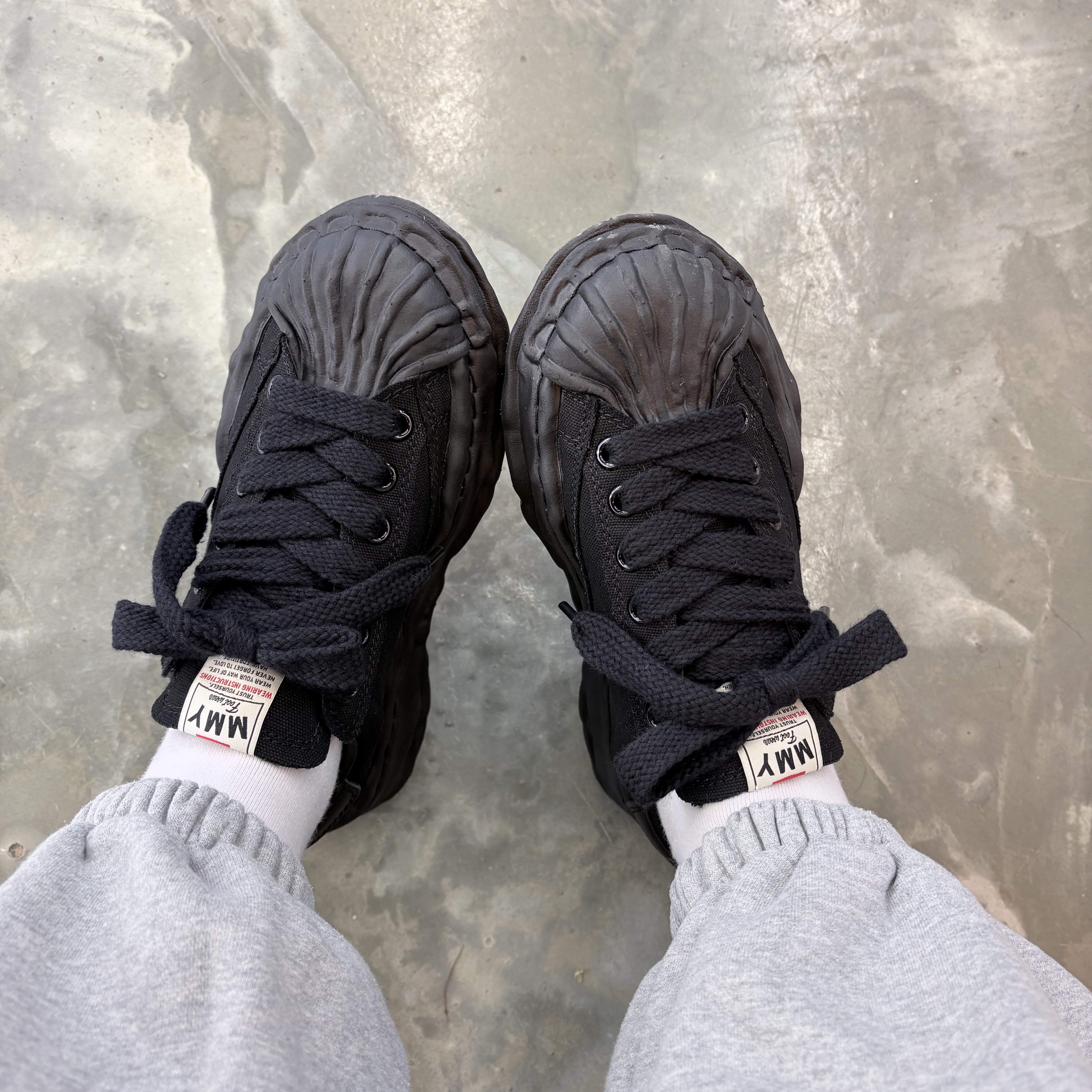 Maison Mihara Yasuhiro Blakey OG Sole Canvas Low-top Sneakers Black Black 착용 스타일 - 3