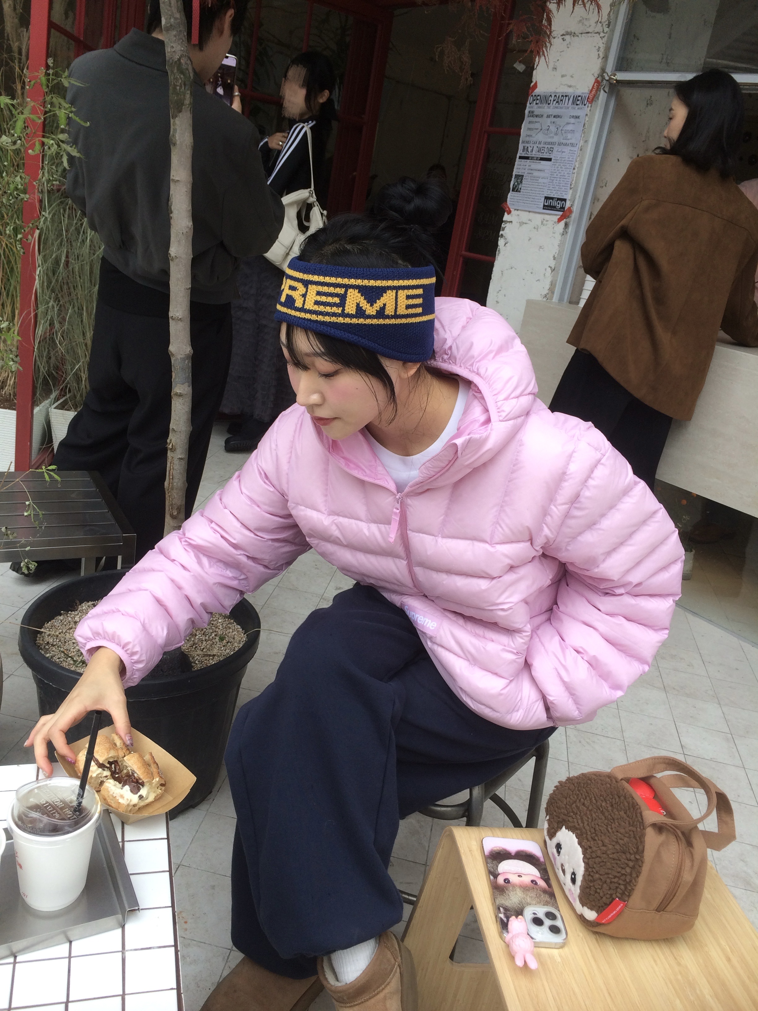 Supreme Micro Down Half Zip Hooded Pullover Light Pink - 25FW, Supreme Contrast Logo Headband Navy - 25FW 착용 스타일 - 3