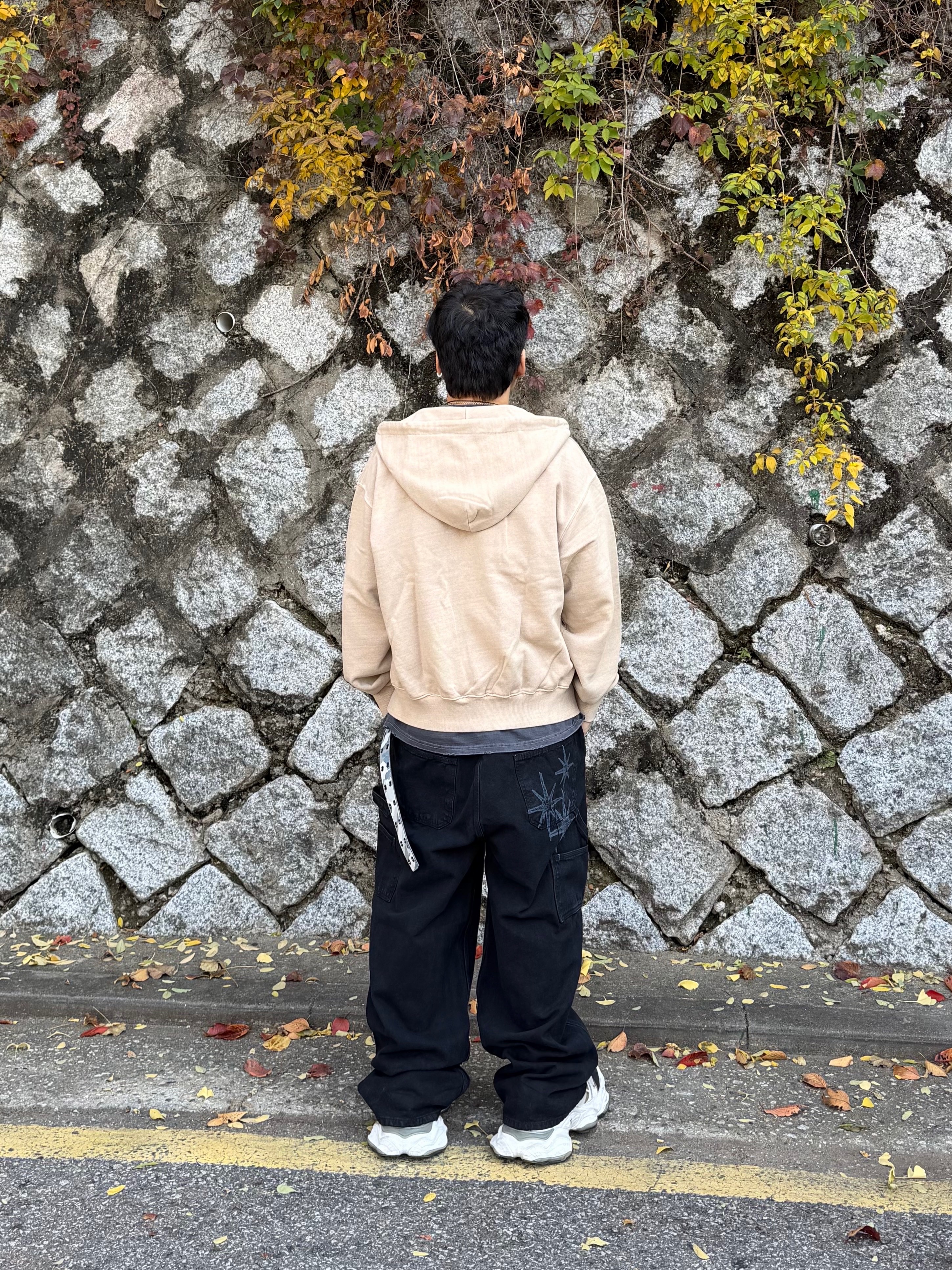 Balenciaga Cargo Sneakers White Grey 착용 스타일 - 5
